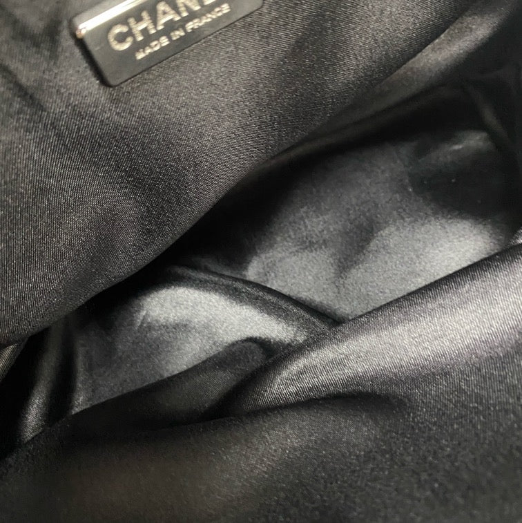 Chanel - Cloud Shoulder Bag - Leather - Black - (medium)