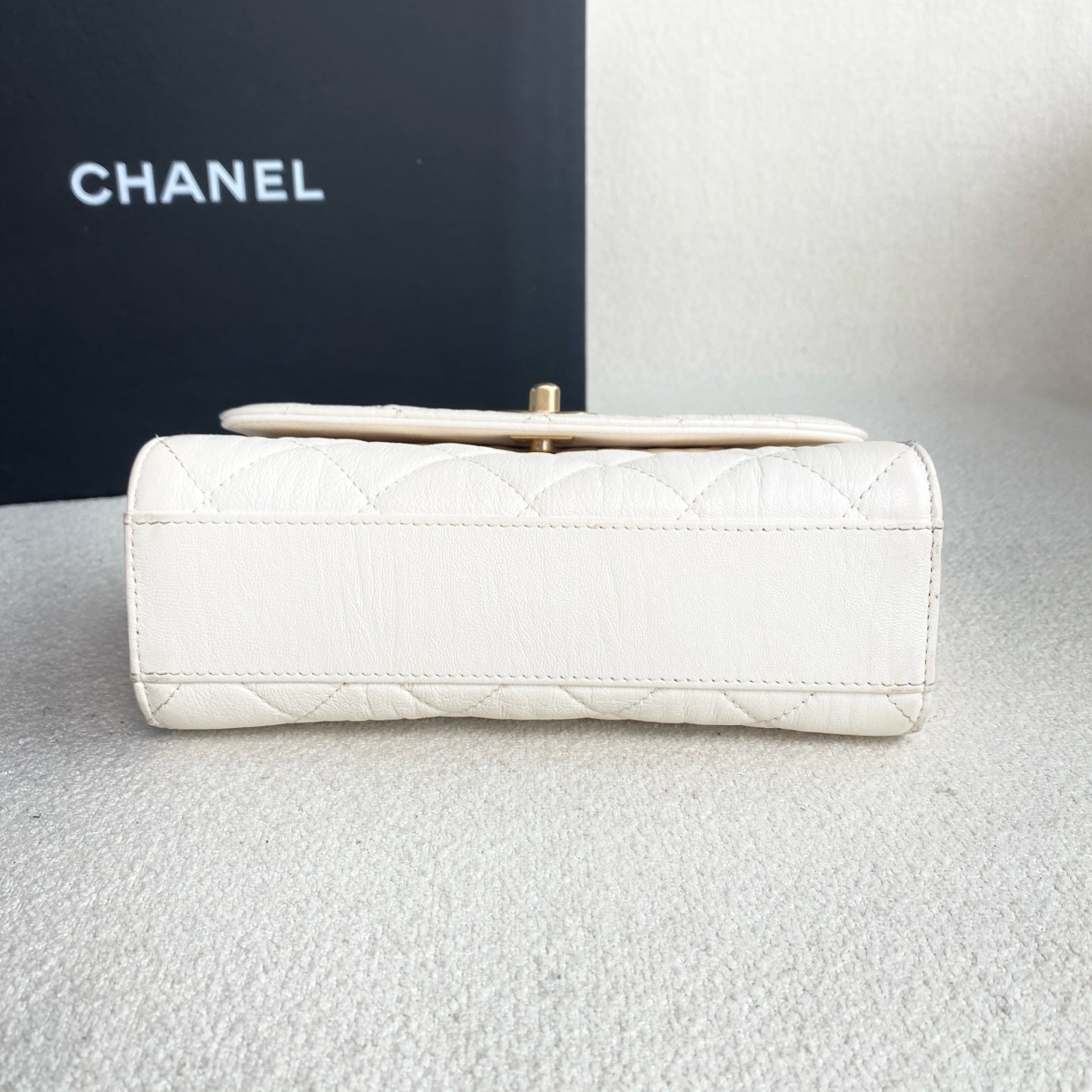 Chanel - Coco Handle Mini - Crinkled lambskin leather - White with Gold-Tone Hardware - (mini)