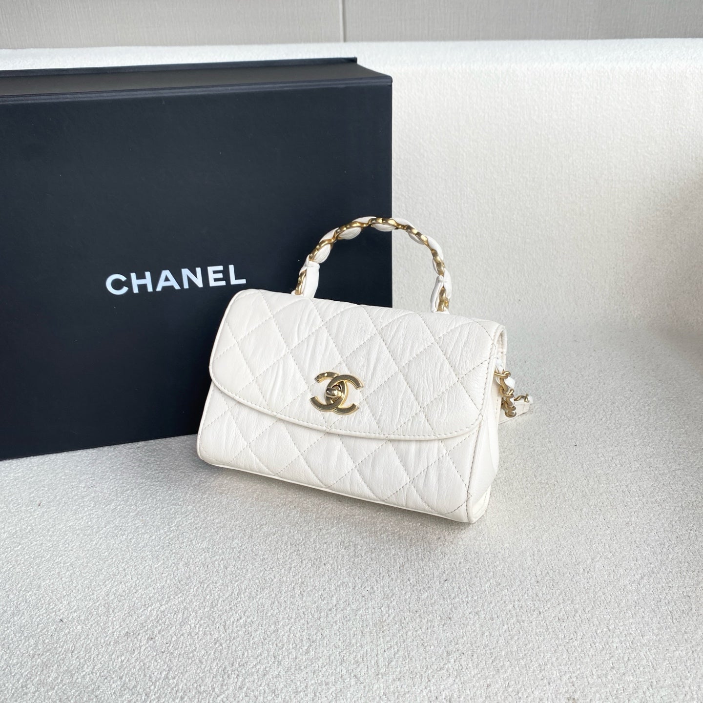 Chanel - Coco Handle Mini - Crinkled lambskin leather - White with Gold-Tone Hardware - (mini)