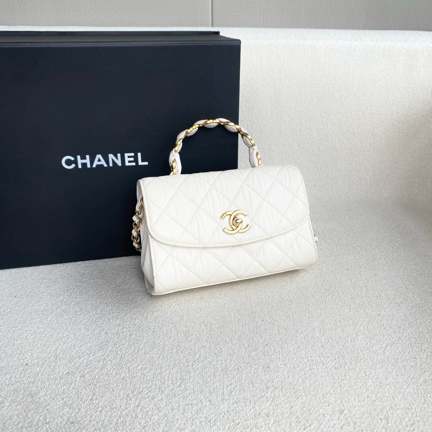 Chanel - Coco Handle Mini - Crinkled lambskin leather - White with Gold-Tone Hardware - (mini)