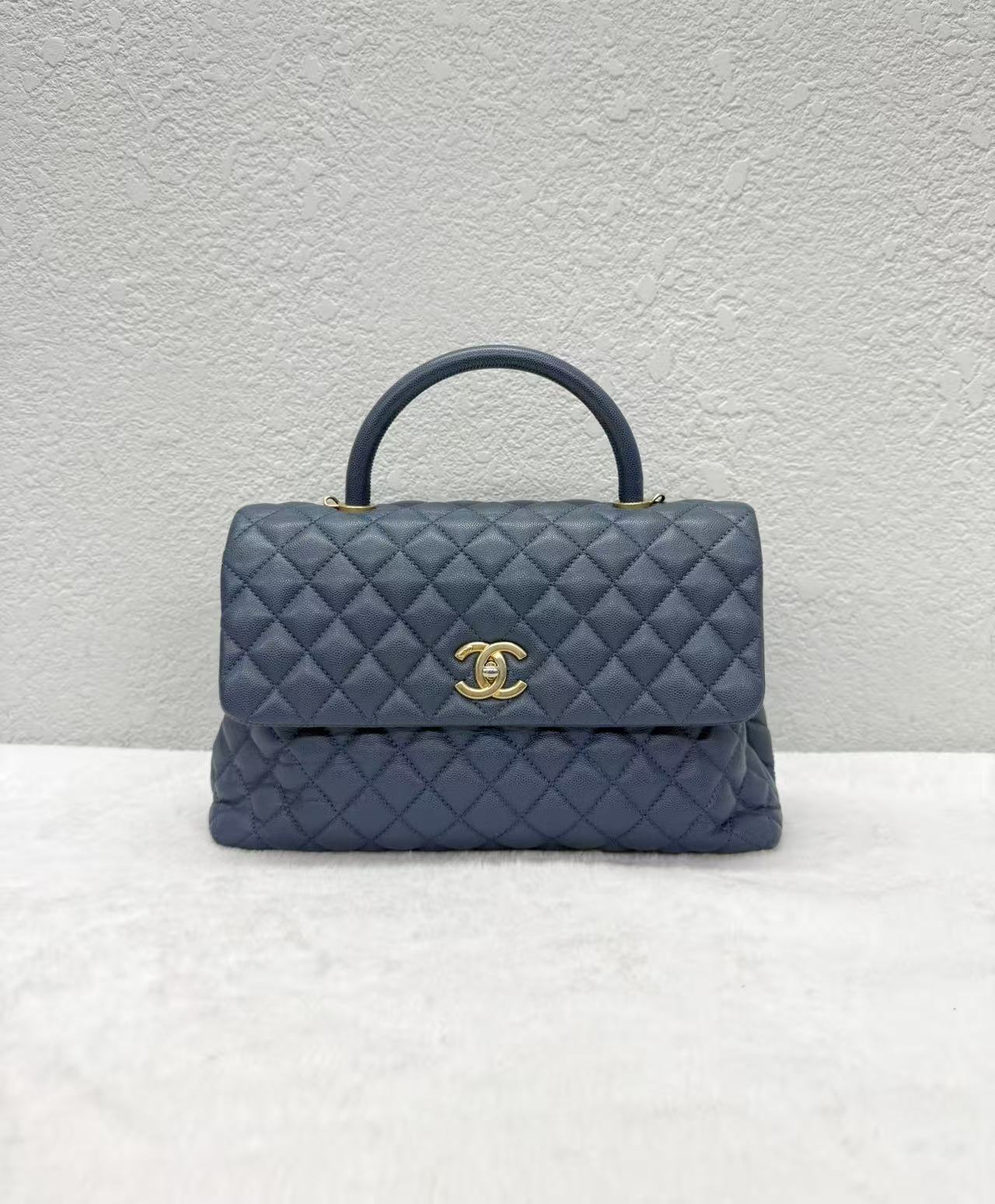 Chanel - CocoHandle - Pebbled calfskin leather - Misty Blue with Gold-Tone Hardware - (Large)
