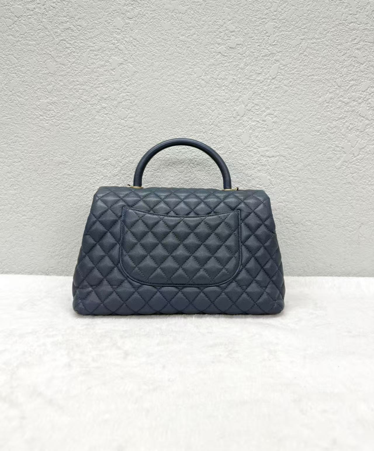 Chanel - CocoHandle - Pebbled calfskin leather - Misty Blue with Gold-Tone Hardware - (Large)