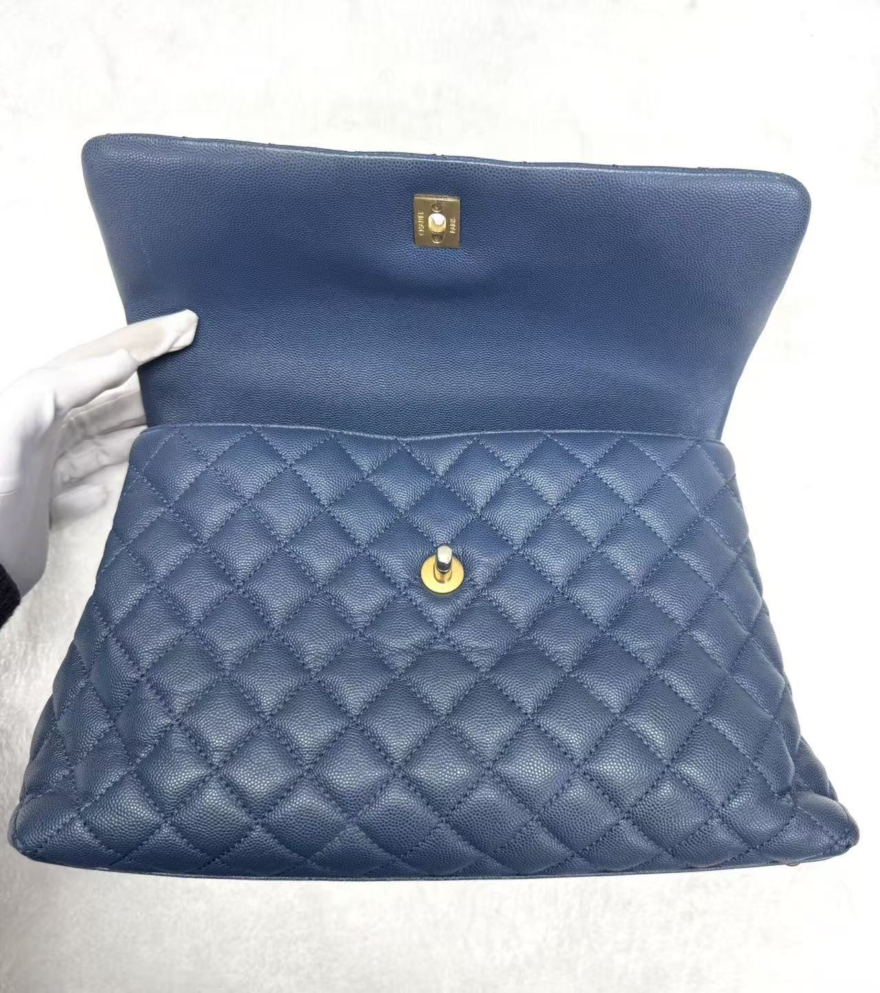 Chanel - CocoHandle - Pebbled calfskin leather - Misty Blue with Gold-Tone Hardware - (Large)