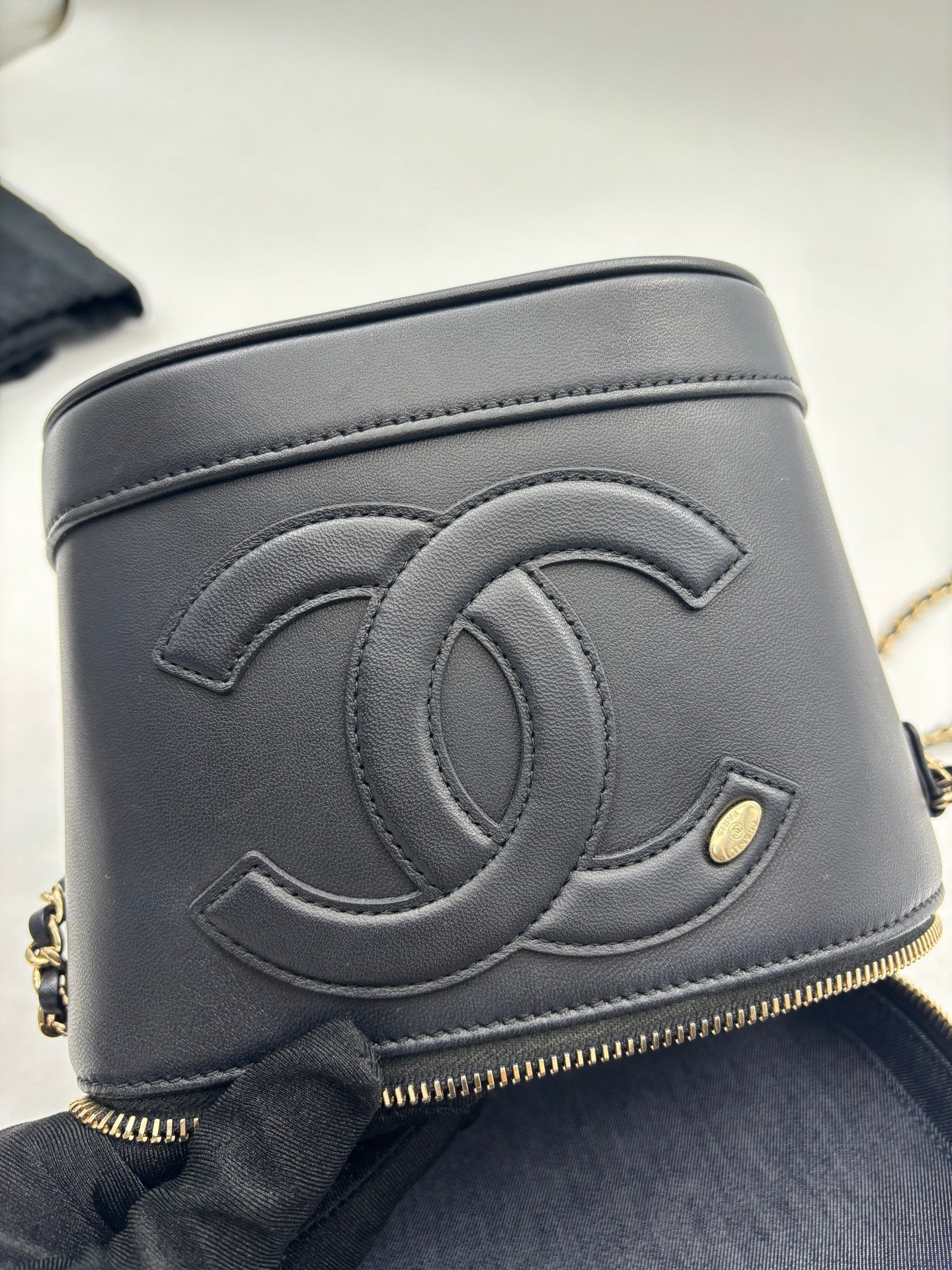 Chanel - Cosmetic Box Chain Bag - Leather - Black - (small)