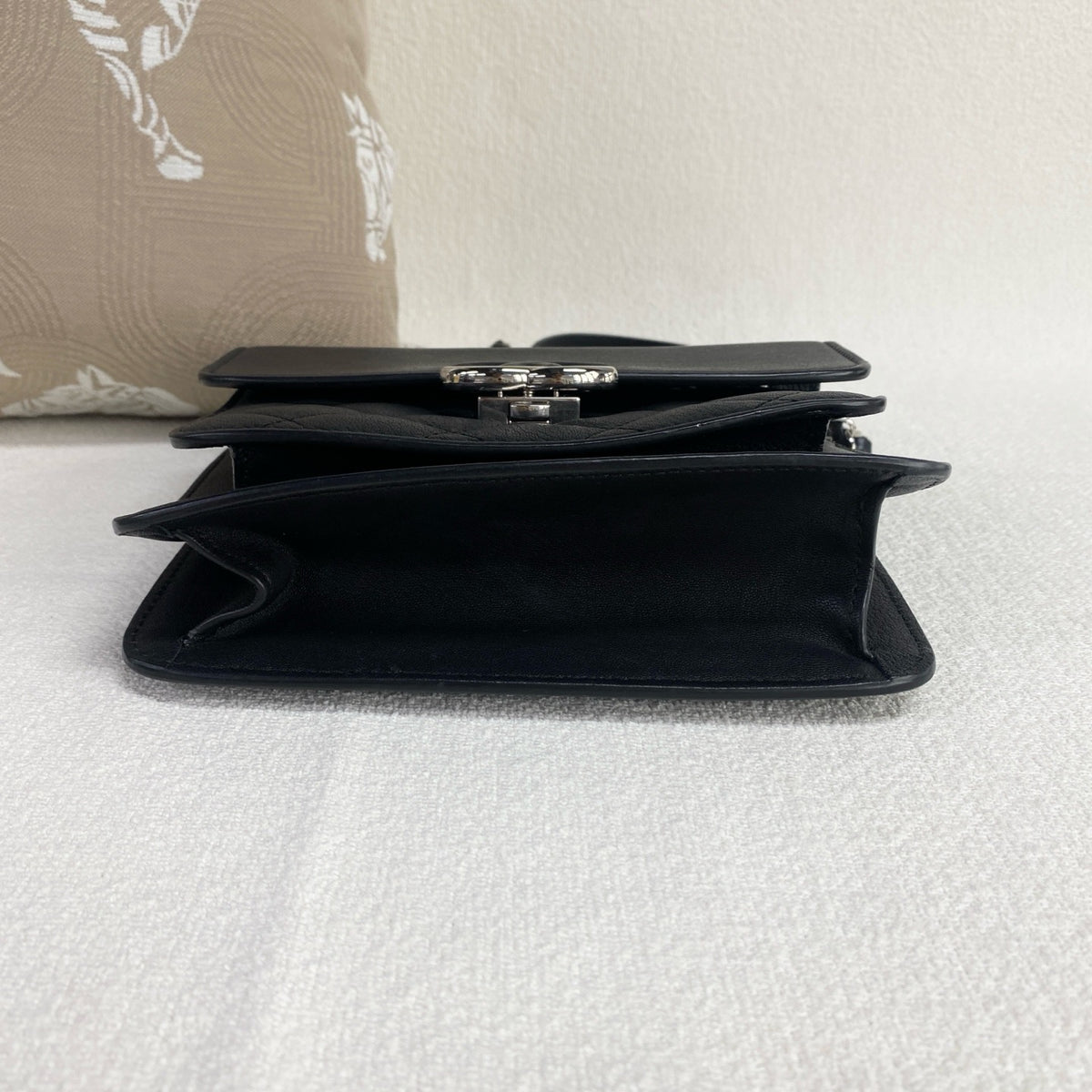 Chanel - Cuba Messenger Bag - Leather - Black - (small)