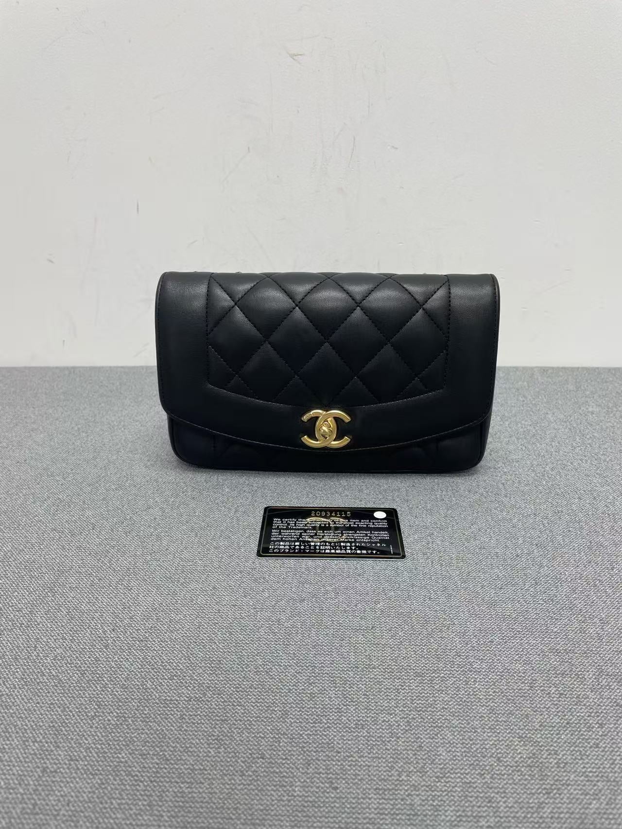 Chanel - Diana Flap (Mini) - Lambskin leather - Black with Gold-Tone Hardware - (Mini)