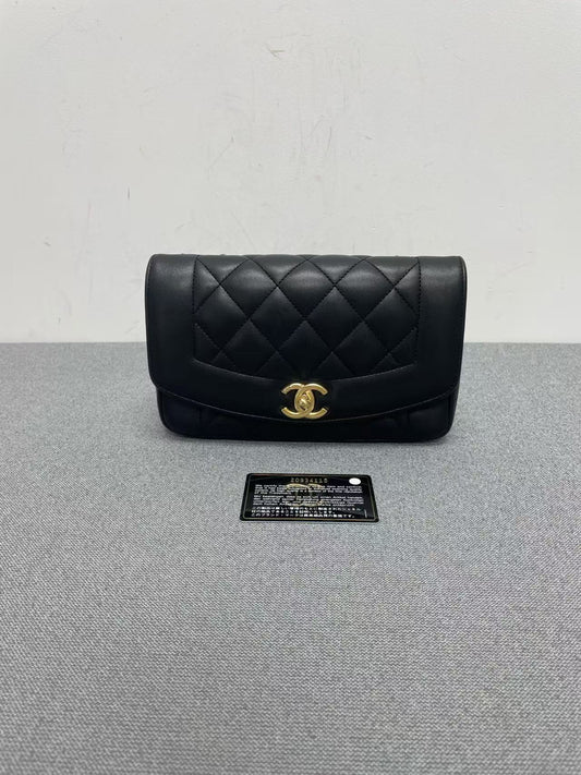 Chanel - Diana Flap (Mini) - Lambskin leather - Black with Gold-Tone Hardware - (Mini)