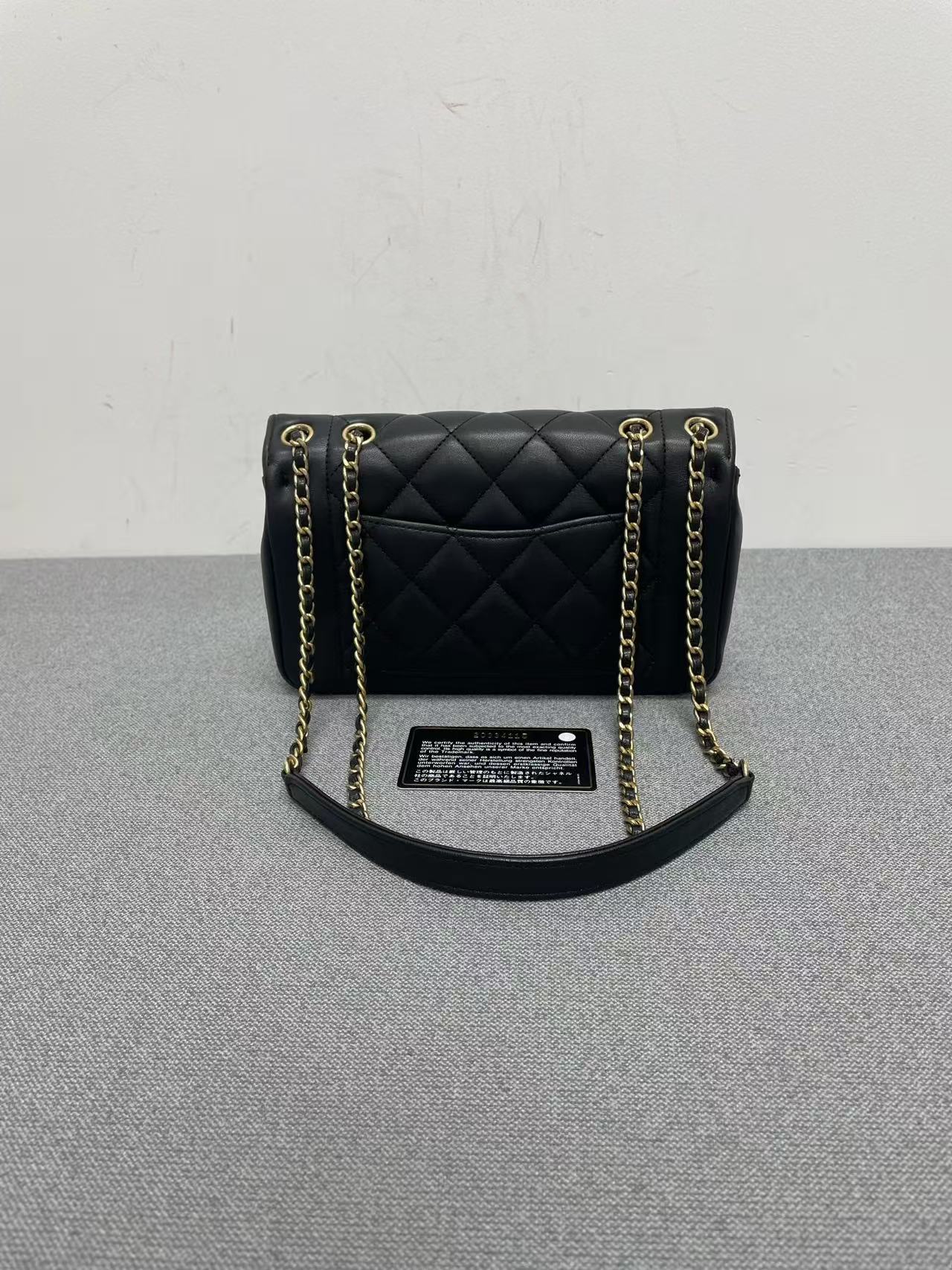 Chanel - Diana Flap (Mini) - Lambskin leather - Black with Gold-Tone Hardware - (Mini)