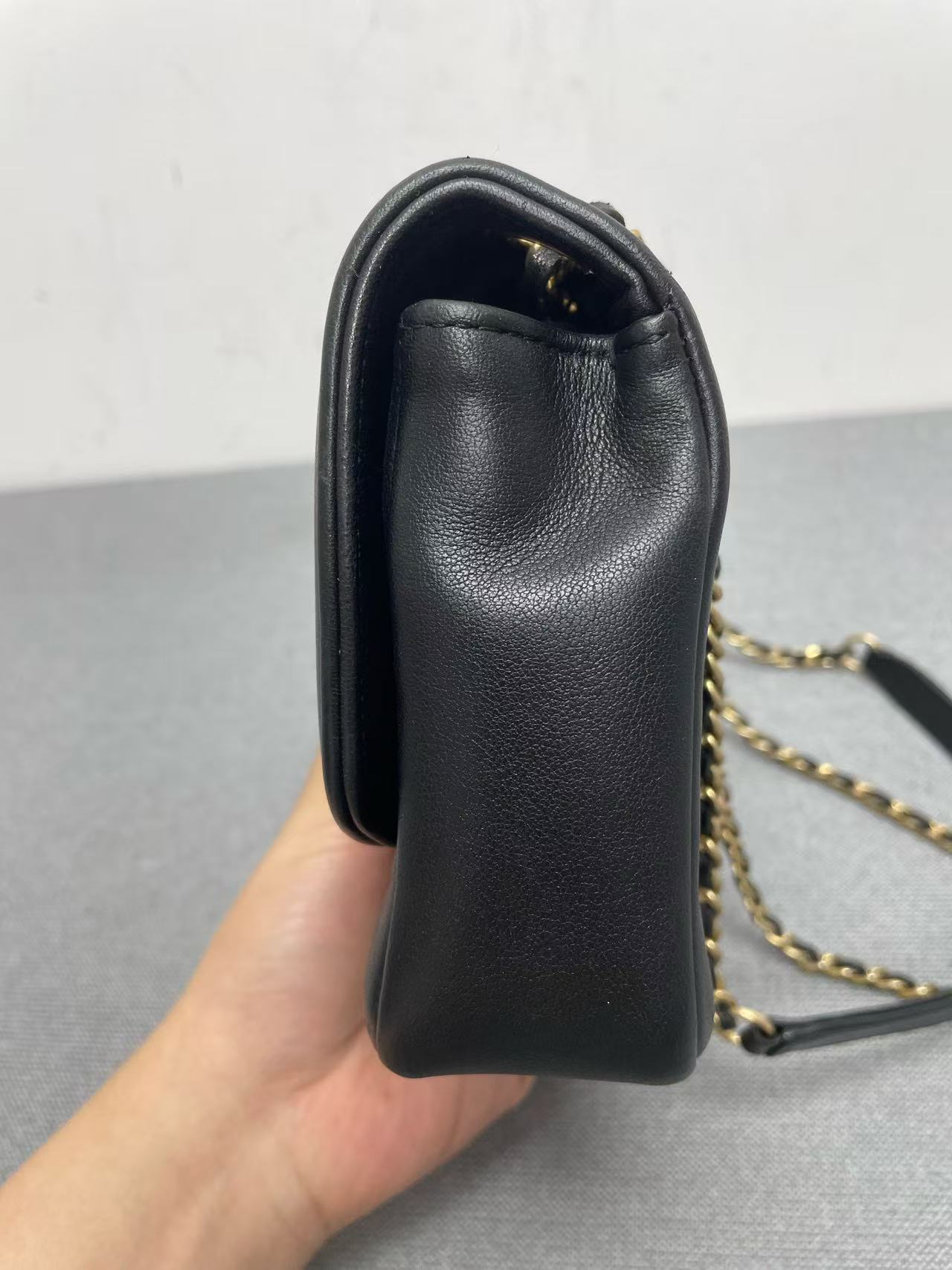 Chanel - Diana Flap (Mini) - Lambskin leather - Black with Gold-Tone Hardware - (Mini)