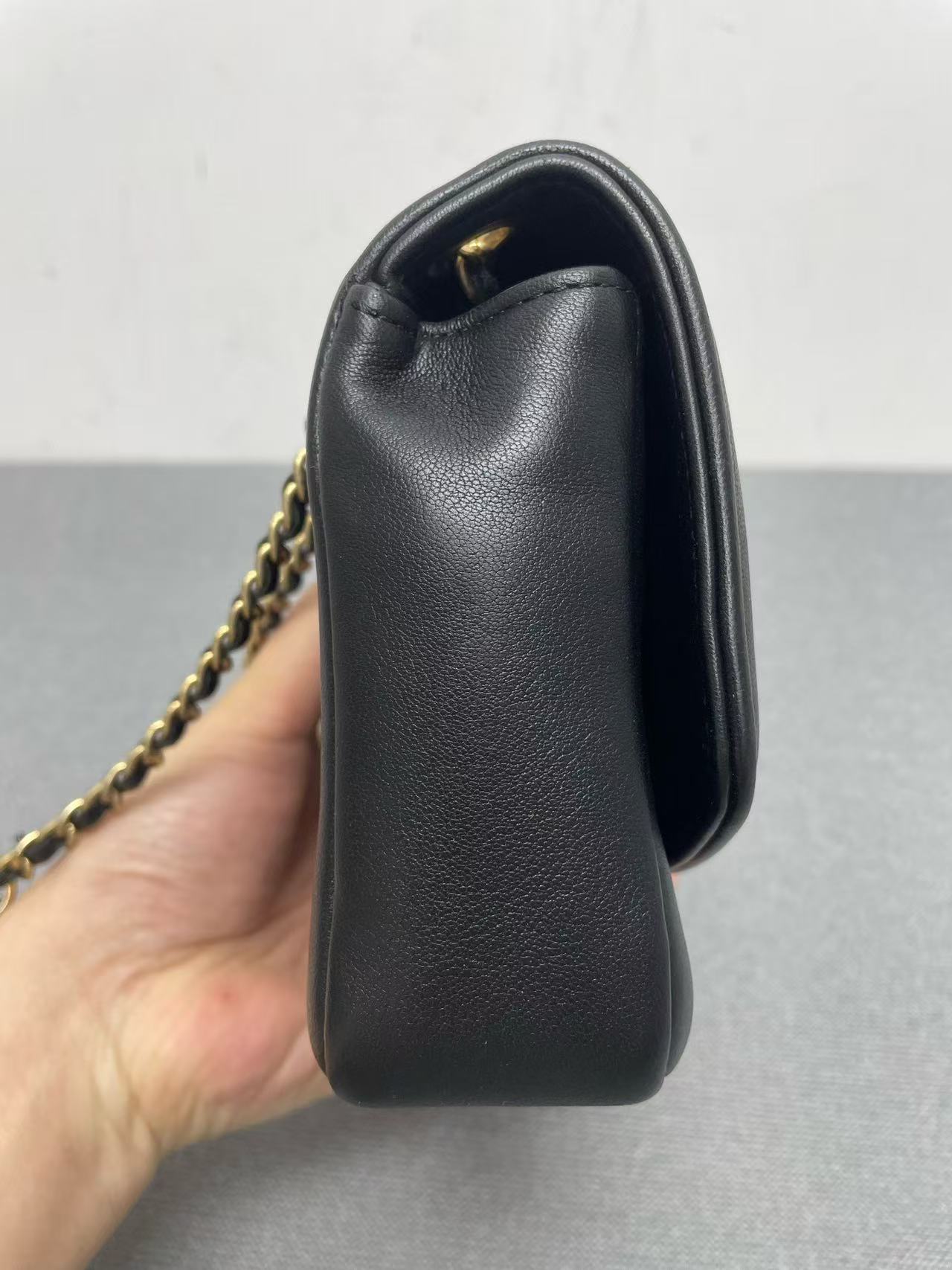 Chanel - Diana Flap (Mini) - Lambskin leather - Black with Gold-Tone Hardware - (Mini)