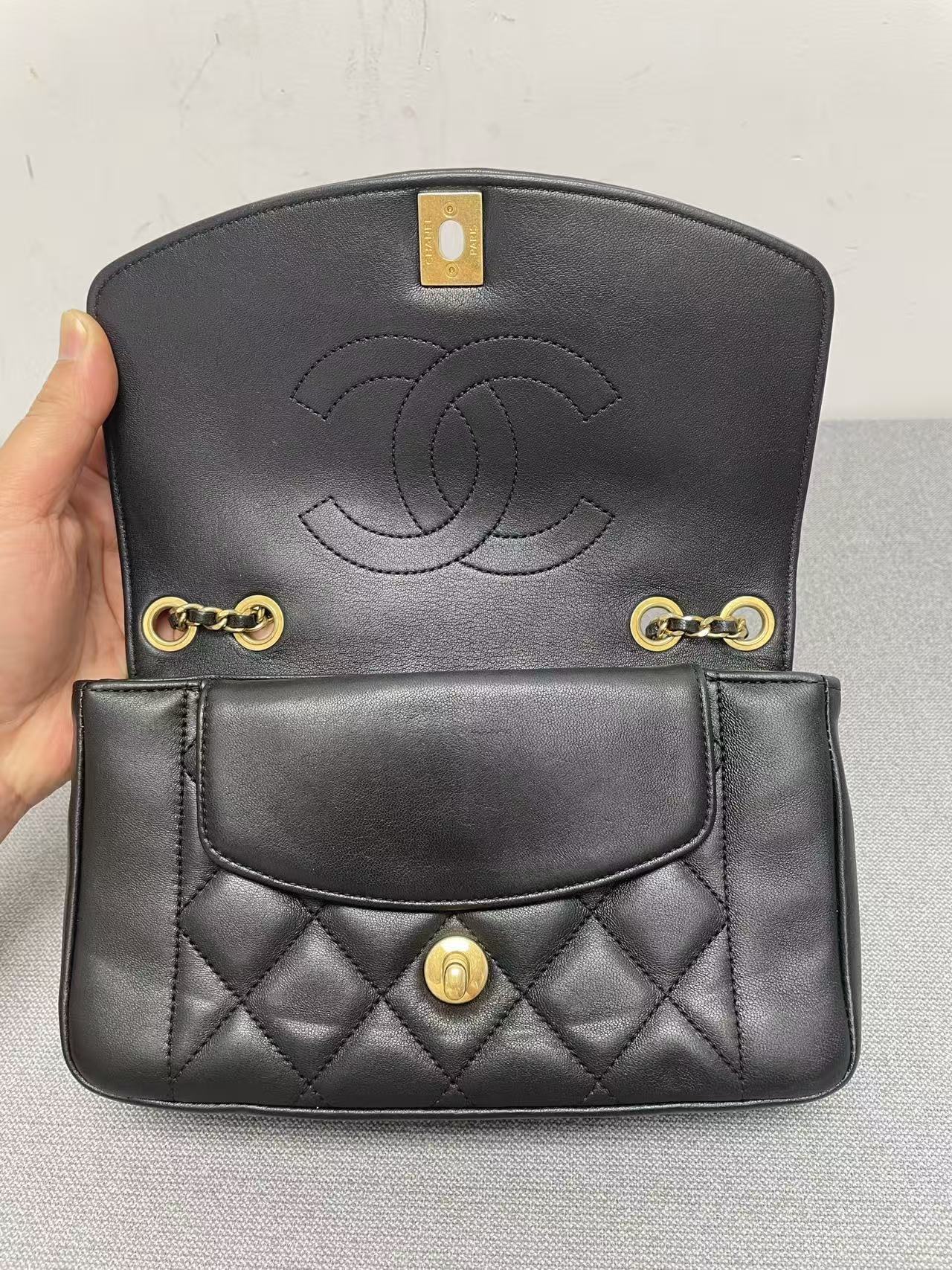 Chanel - Diana Flap (Mini) - Lambskin leather - Black with Gold-Tone Hardware - (Mini)