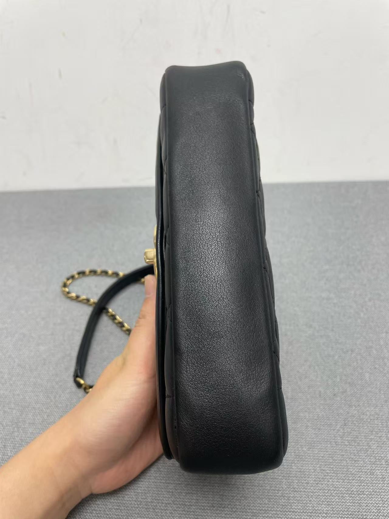 Chanel - Diana Flap (Mini) - Lambskin leather - Black with Gold-Tone Hardware - (Mini)