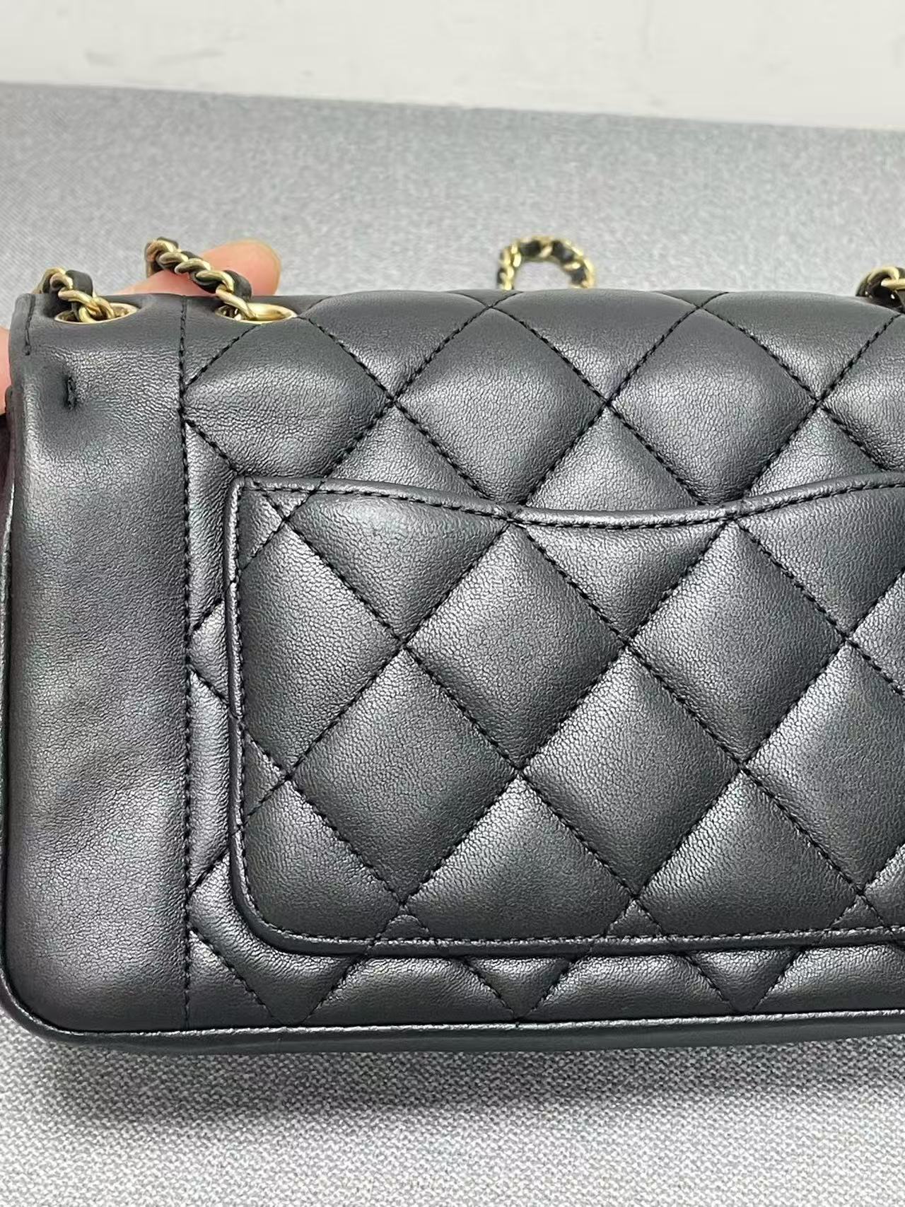 Chanel - Diana Flap (Mini) - Lambskin leather - Black with Gold-Tone Hardware - (Mini)