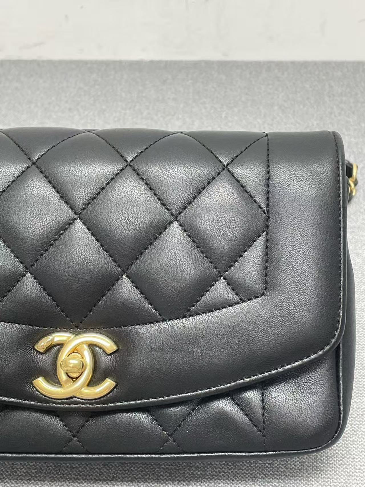 Chanel - Diana Flap (Mini) - Lambskin leather - Black with Gold-Tone Hardware - (Mini)