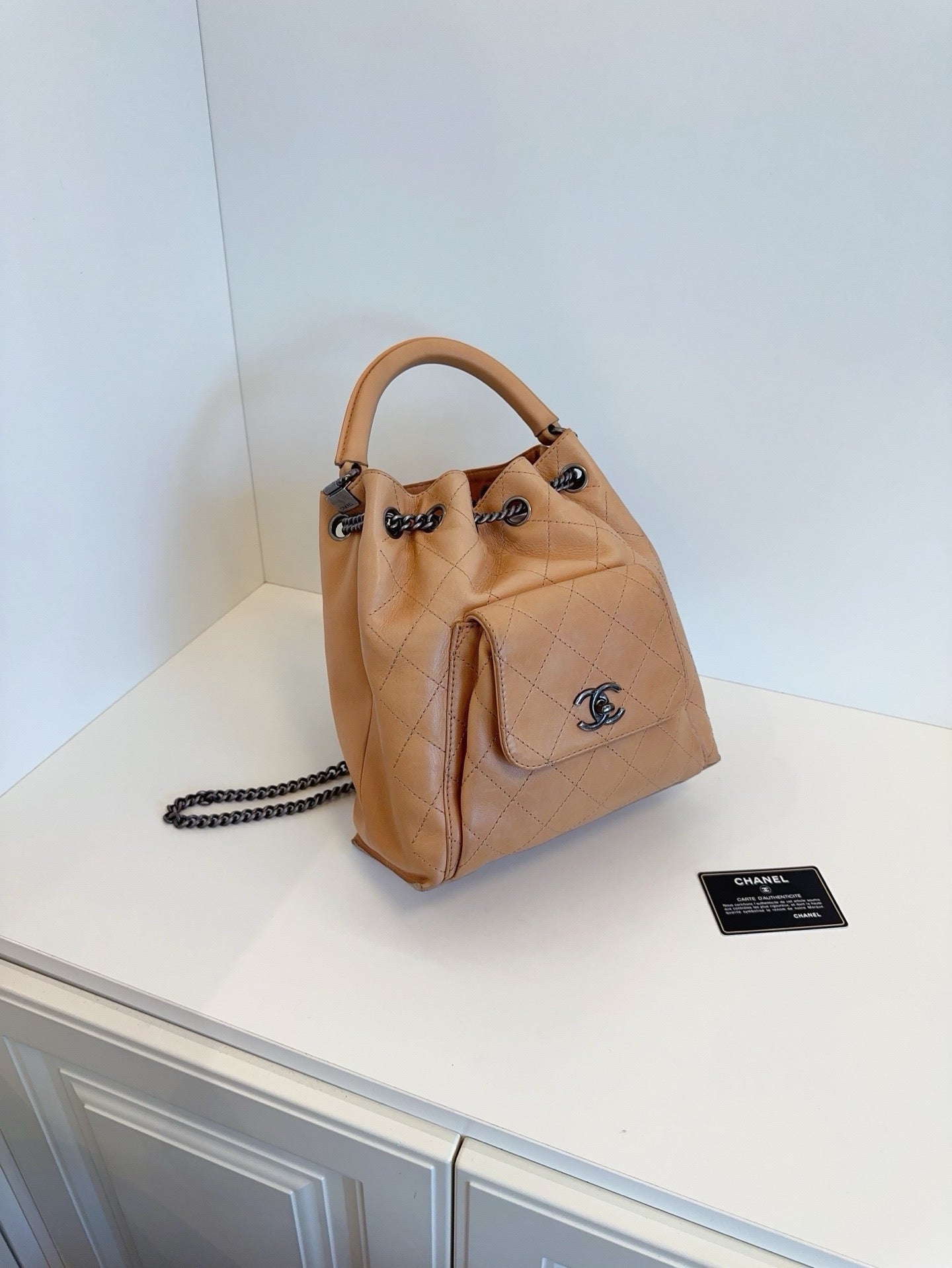 Chanel - Drawstring Bucket Backpack - Leather - Beige - (medium)