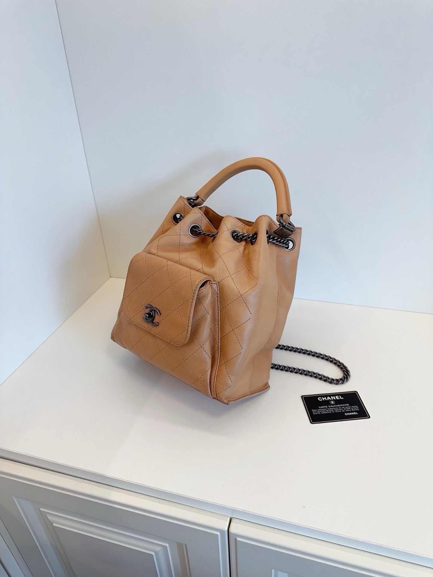 Chanel - Drawstring Bucket Backpack - Leather - Beige - (medium)