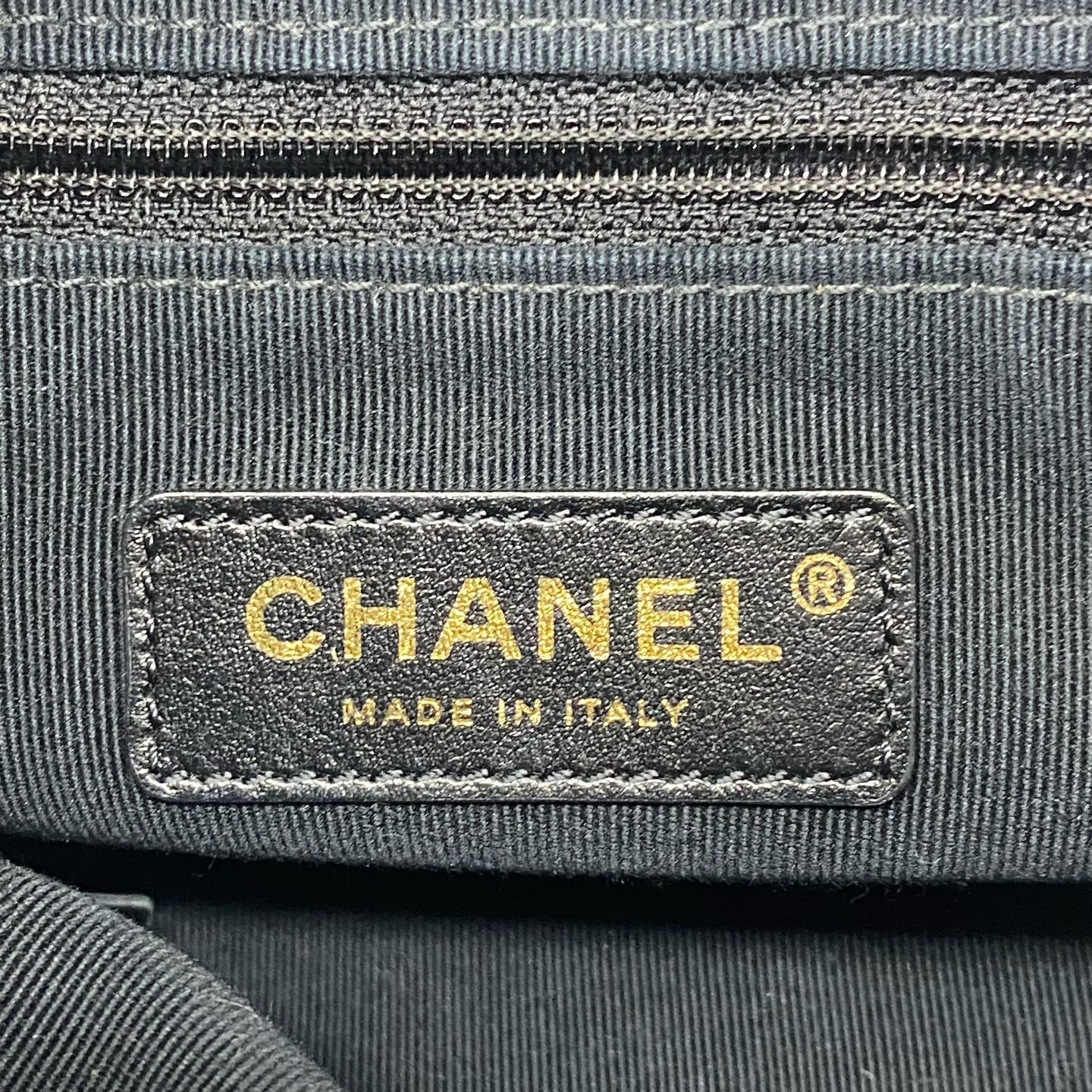 Chanel - Drawstring Bucket Bag with Pearls - Lambskin leather - Black with Gold-Tone Hardware and Pearls - (Small)