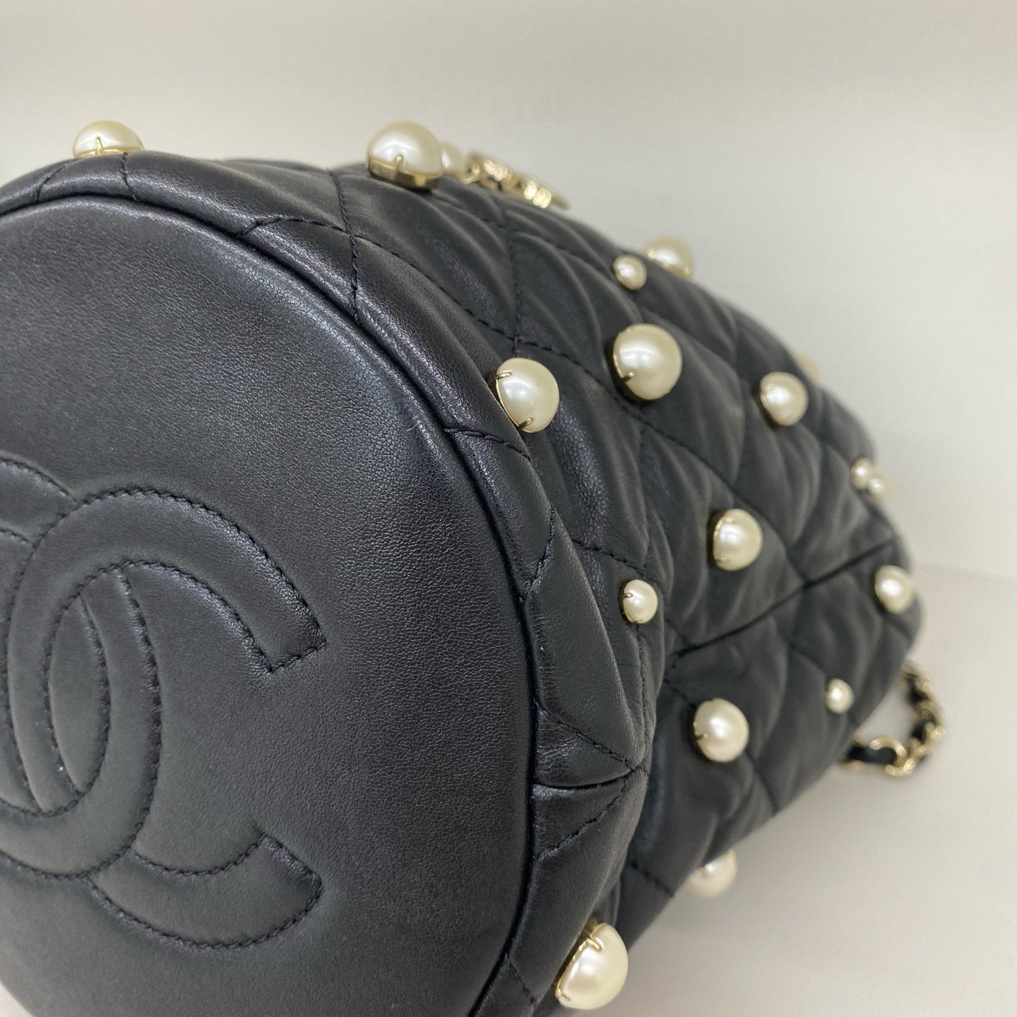 Chanel - Drawstring Bucket Bag with Pearls - Lambskin leather - Black with Gold-Tone Hardware and Pearls - (Small)