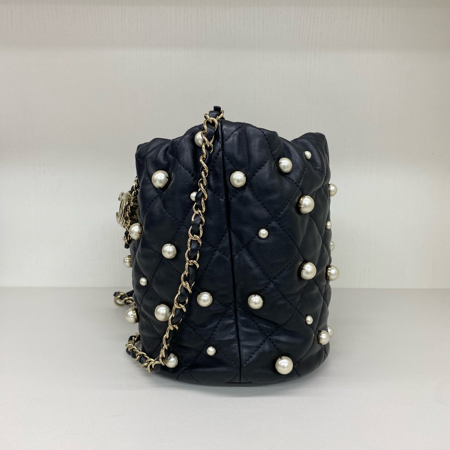 Chanel - Drawstring Bucket Bag with Pearls - Lambskin leather - Black with Gold-Tone Hardware and Pearls - (Small)