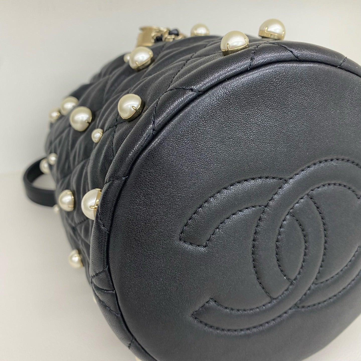Chanel - Drawstring Bucket Bag with Pearls - Lambskin leather - Black with Gold-Tone Hardware and Pearls - (Small)