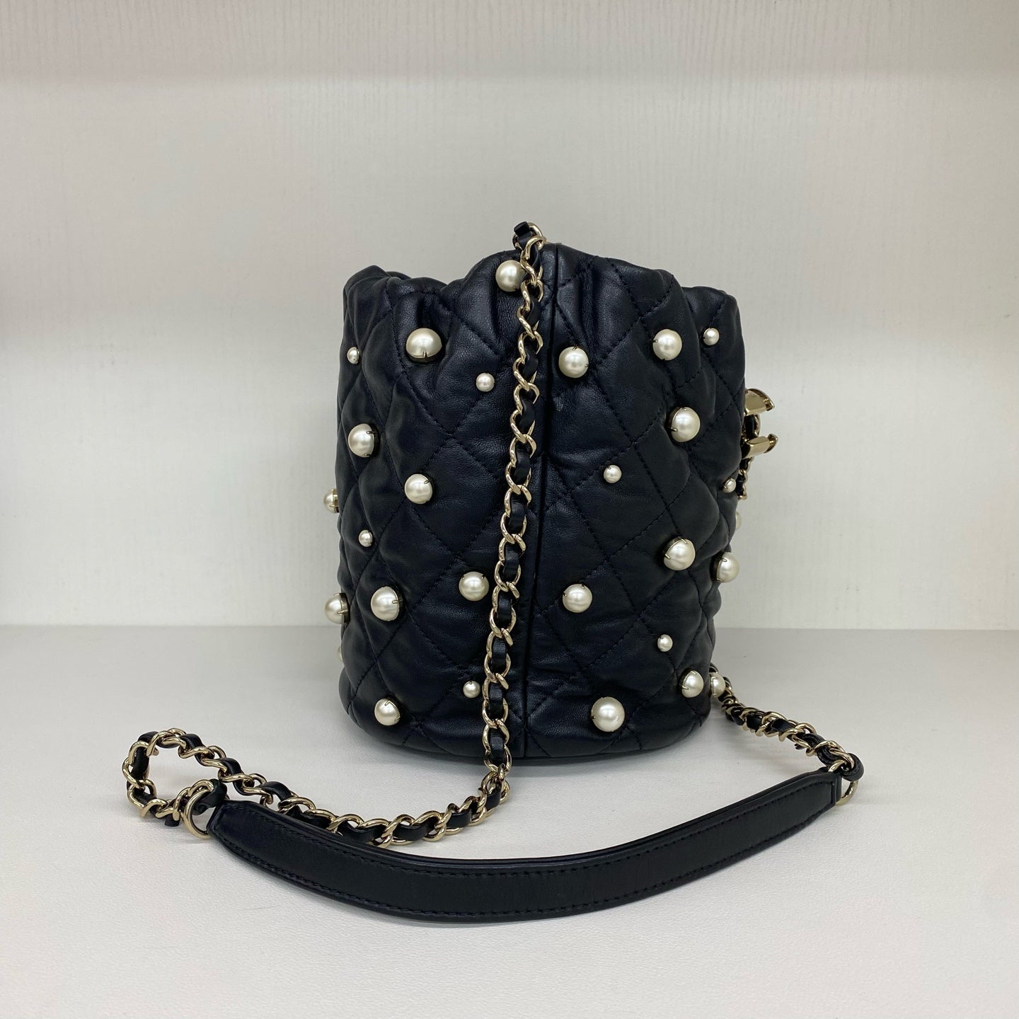 Chanel - Drawstring Bucket Bag with Pearls - Lambskin leather - Black with Gold-Tone Hardware and Pearls - (Small)