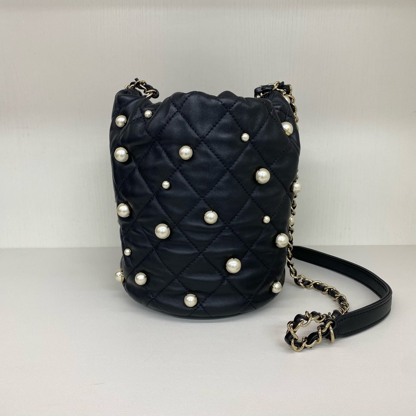 Chanel - Drawstring Bucket Bag with Pearls - Lambskin leather - Black with Gold-Tone Hardware and Pearls - (Small)