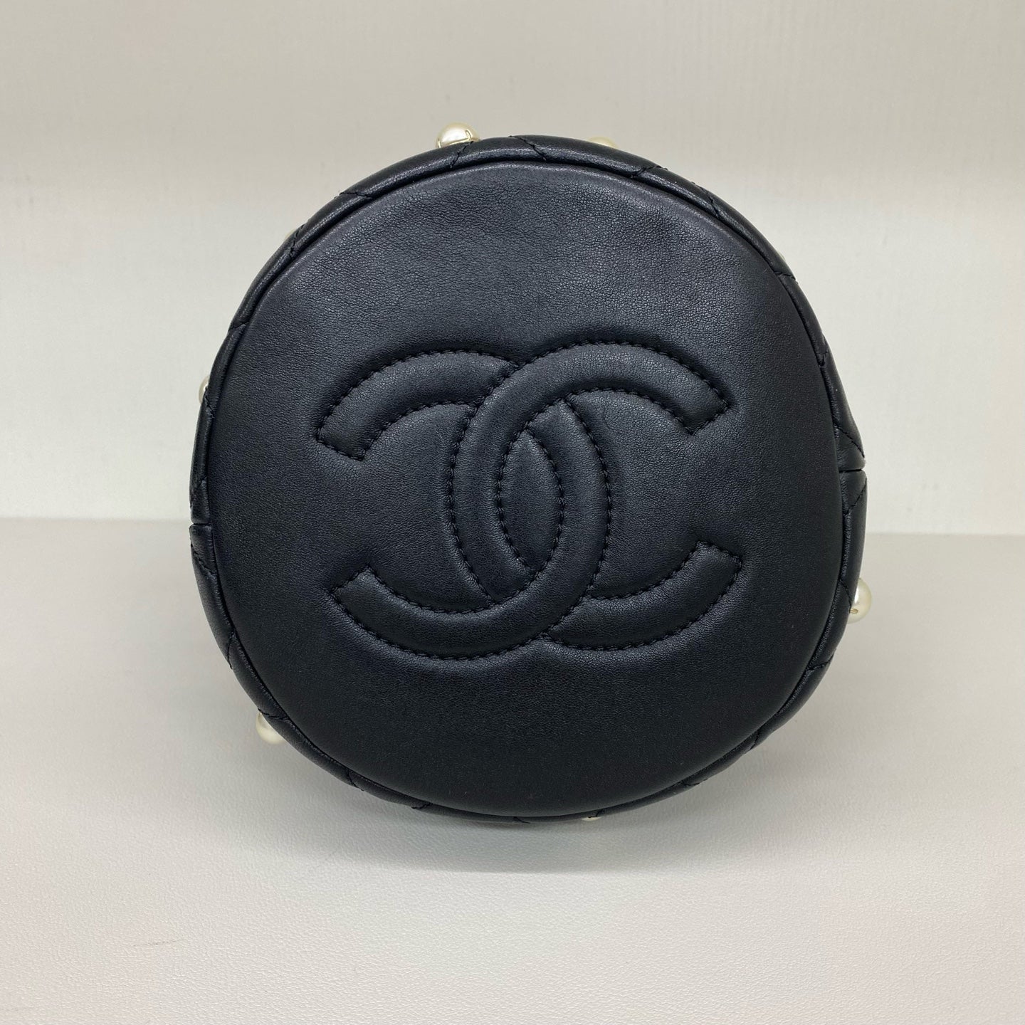 Chanel - Drawstring Bucket Bag with Pearls - Lambskin leather - Black with Gold-Tone Hardware and Pearls - (Small)