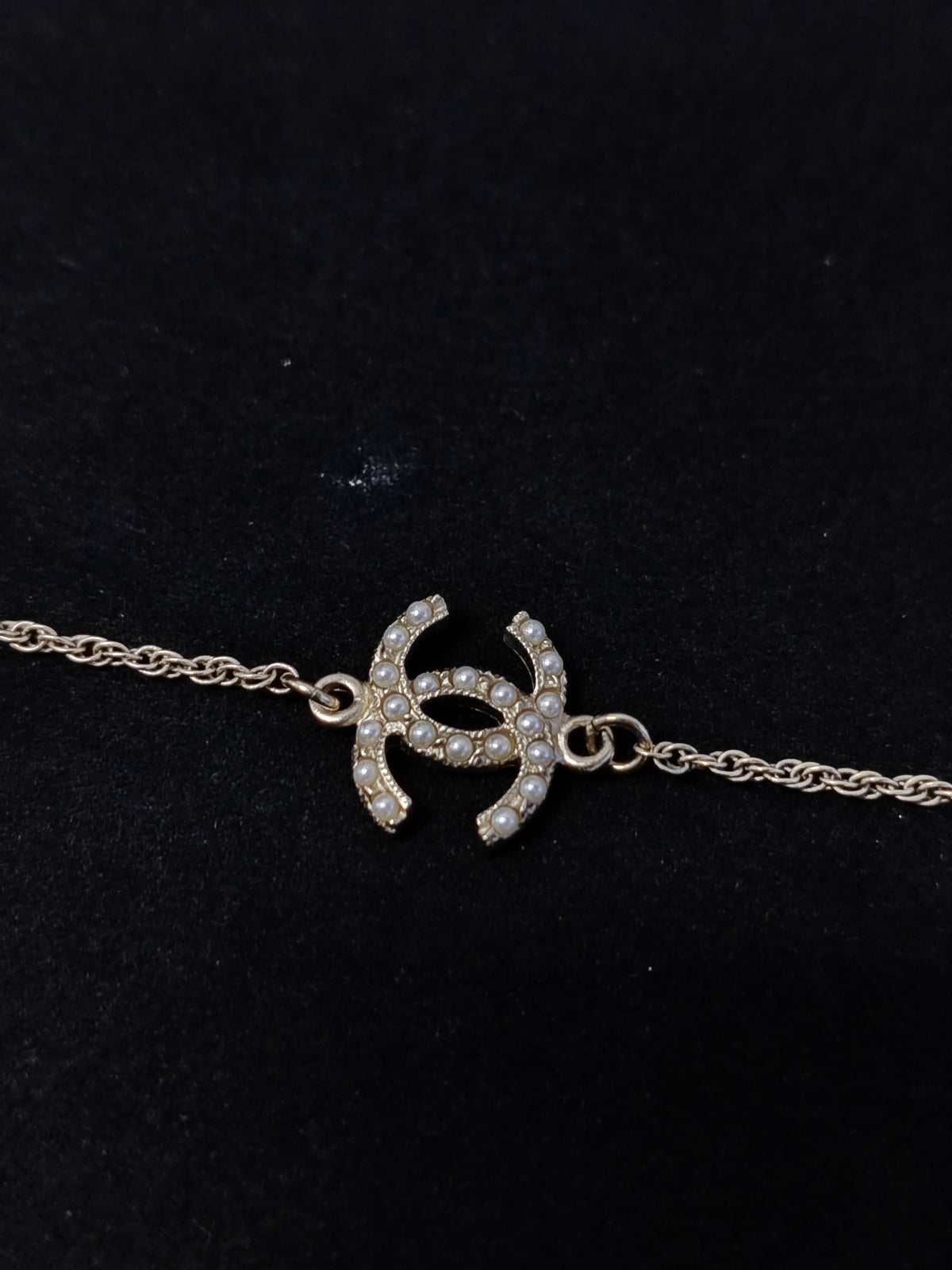Chanel - Dreamcatcher - Gold-tone base metal with imitation pearls. - Multicolour
