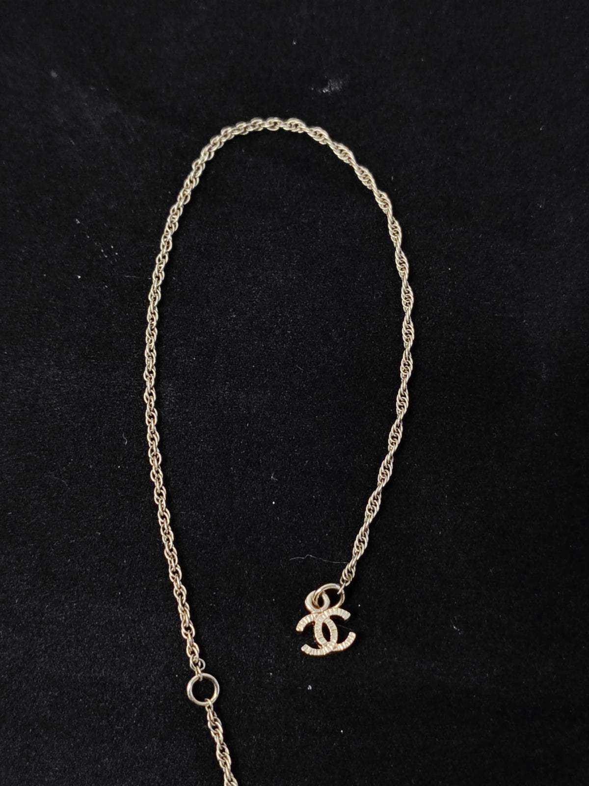Chanel - Dreamcatcher - Gold-tone base metal with imitation pearls. - Multicolour