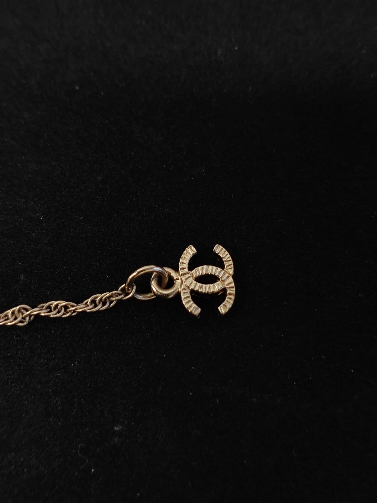 Chanel - Dreamcatcher - Gold-tone base metal with imitation pearls. - Multicolour