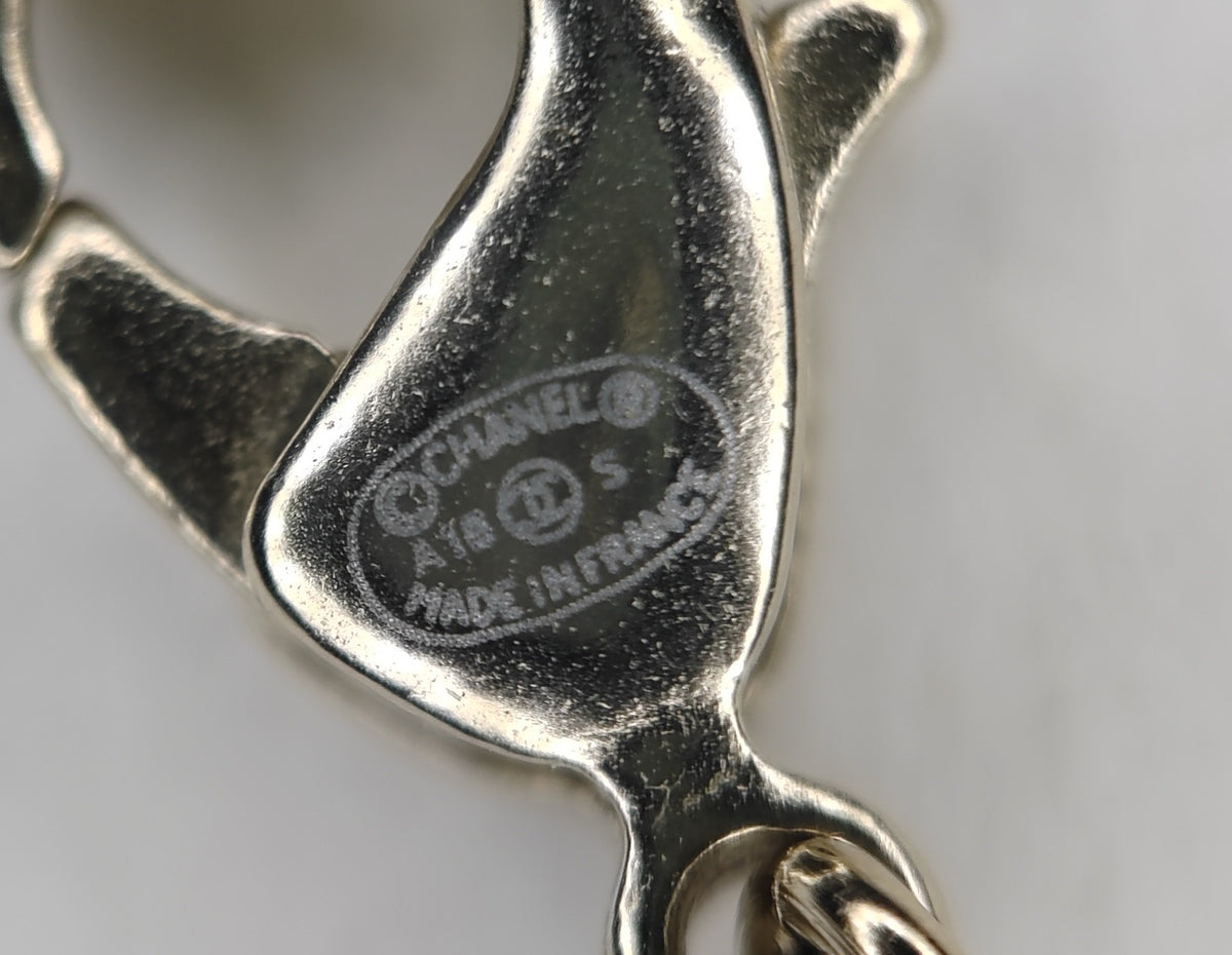 Chanel - Dreamcatcher - Gold-tone base metal with imitation pearls. - Multicolour
