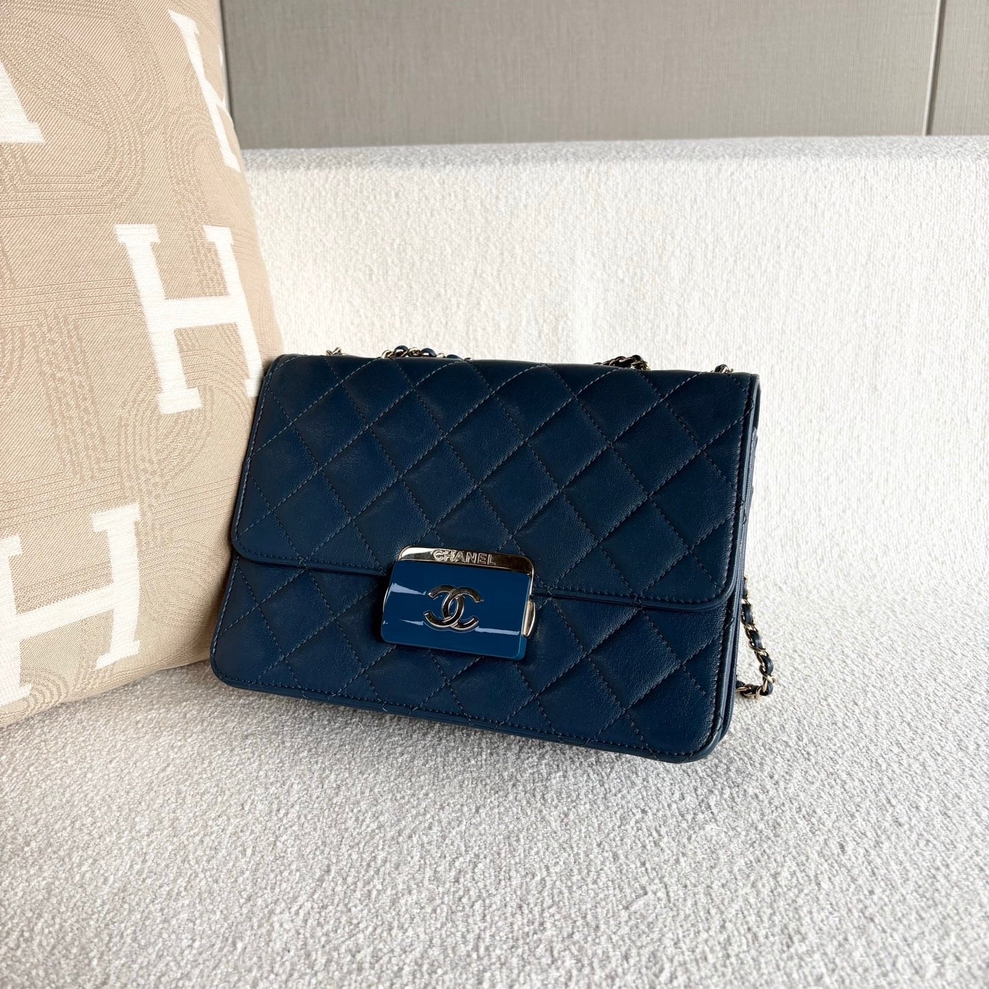 Chanel - Enamel Buckle Accordion Bag - Leather - Blue - (medium)