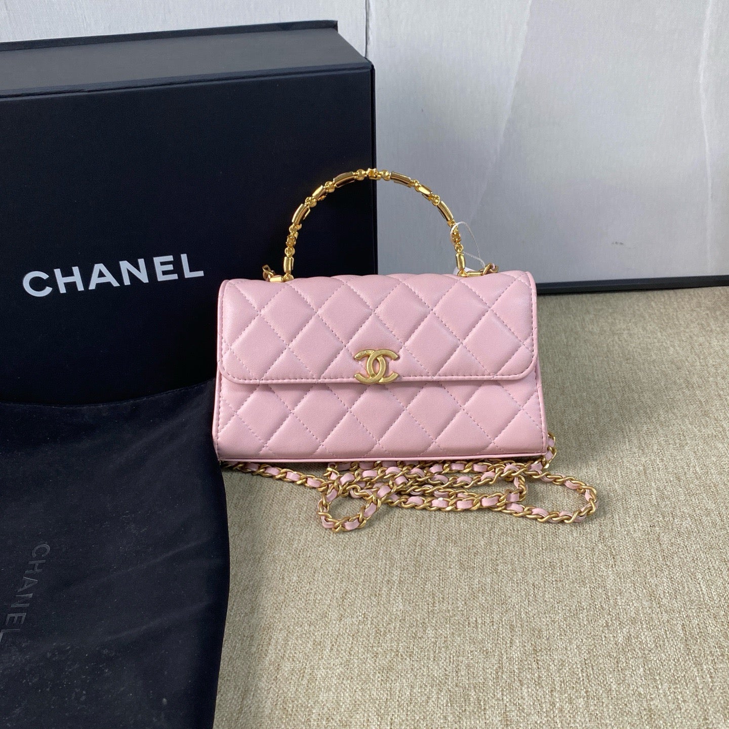 Chanel - Enamel Handle Flap Bag - Lambskin leather - Pink with Gold-Tone Hardware - (mini)
