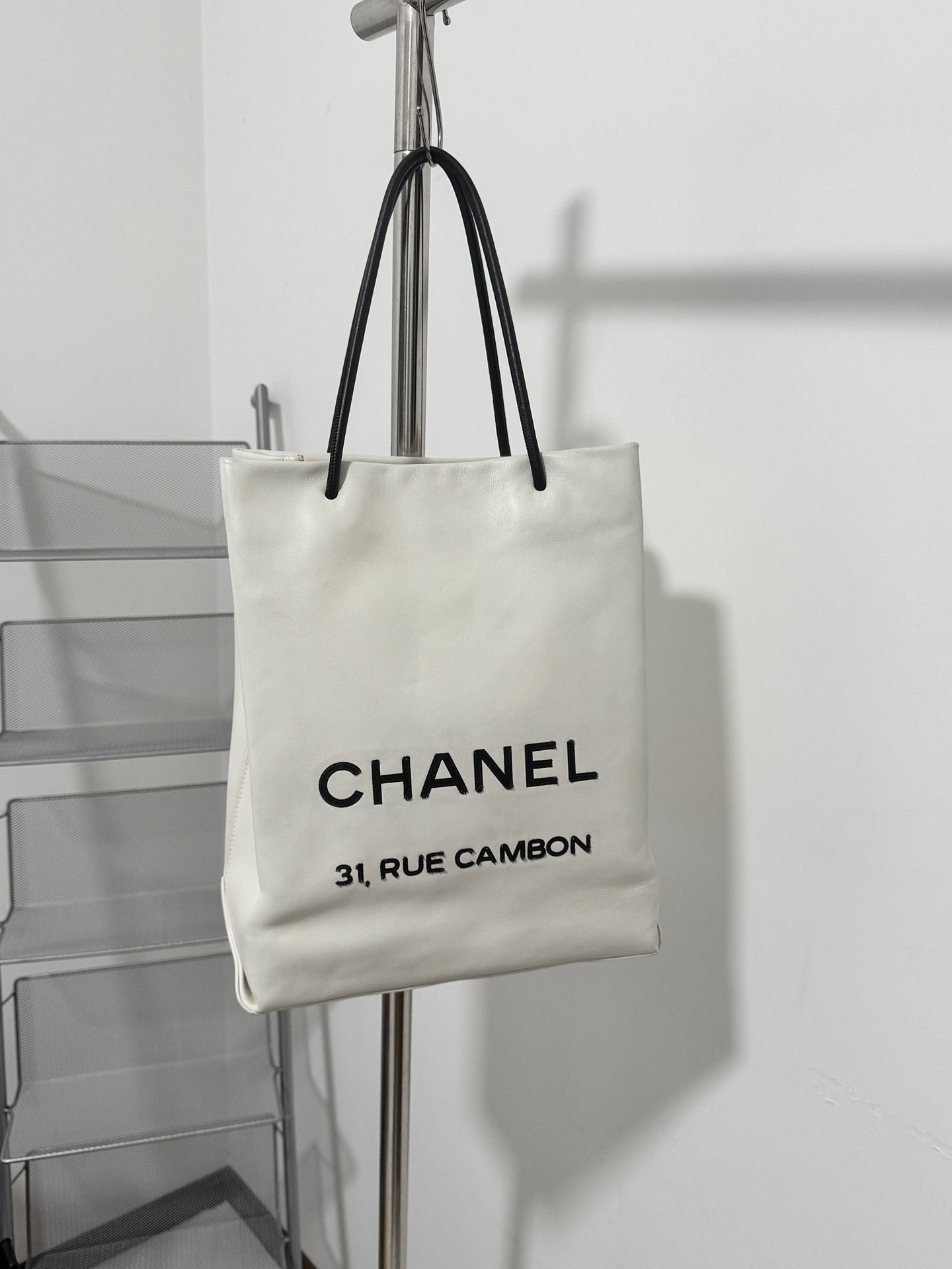 Chanel - Essential - Leather - White - (medium)