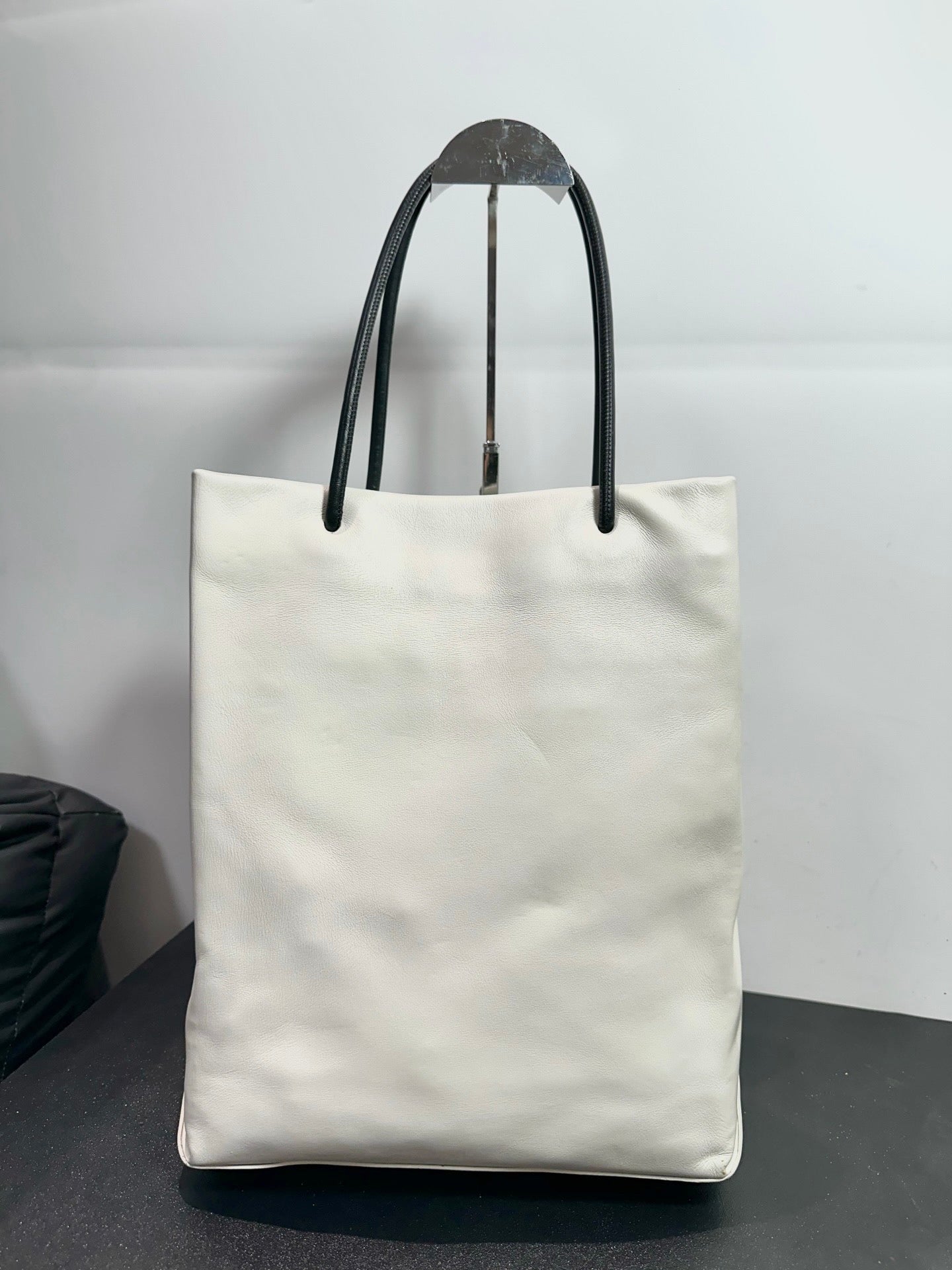Chanel - Essential - Leather - White - (medium)