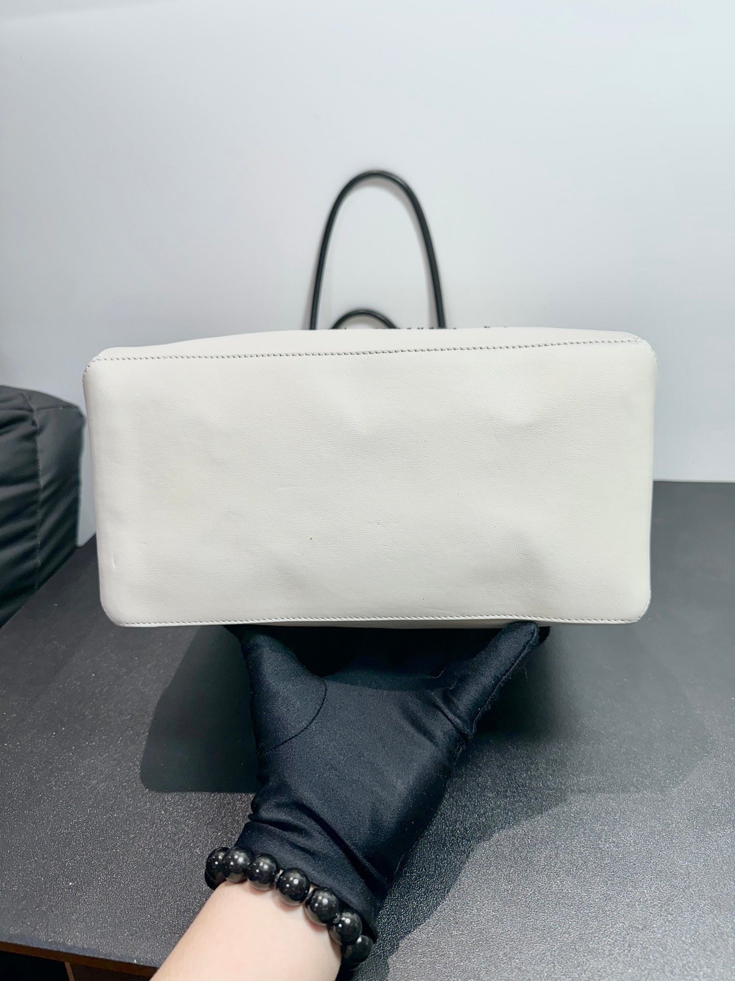 Chanel - Essential - Leather - White - (medium)