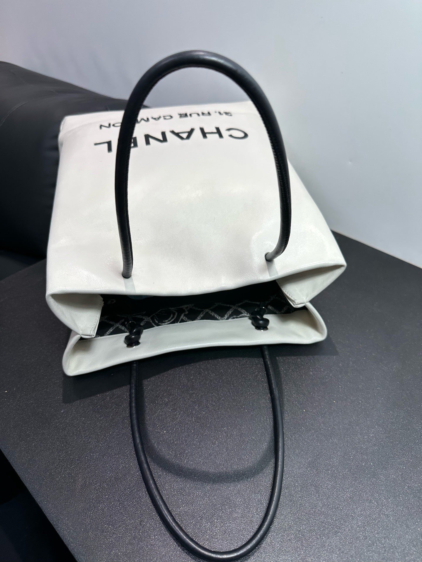 Chanel - Essential - Leather - White - (medium)