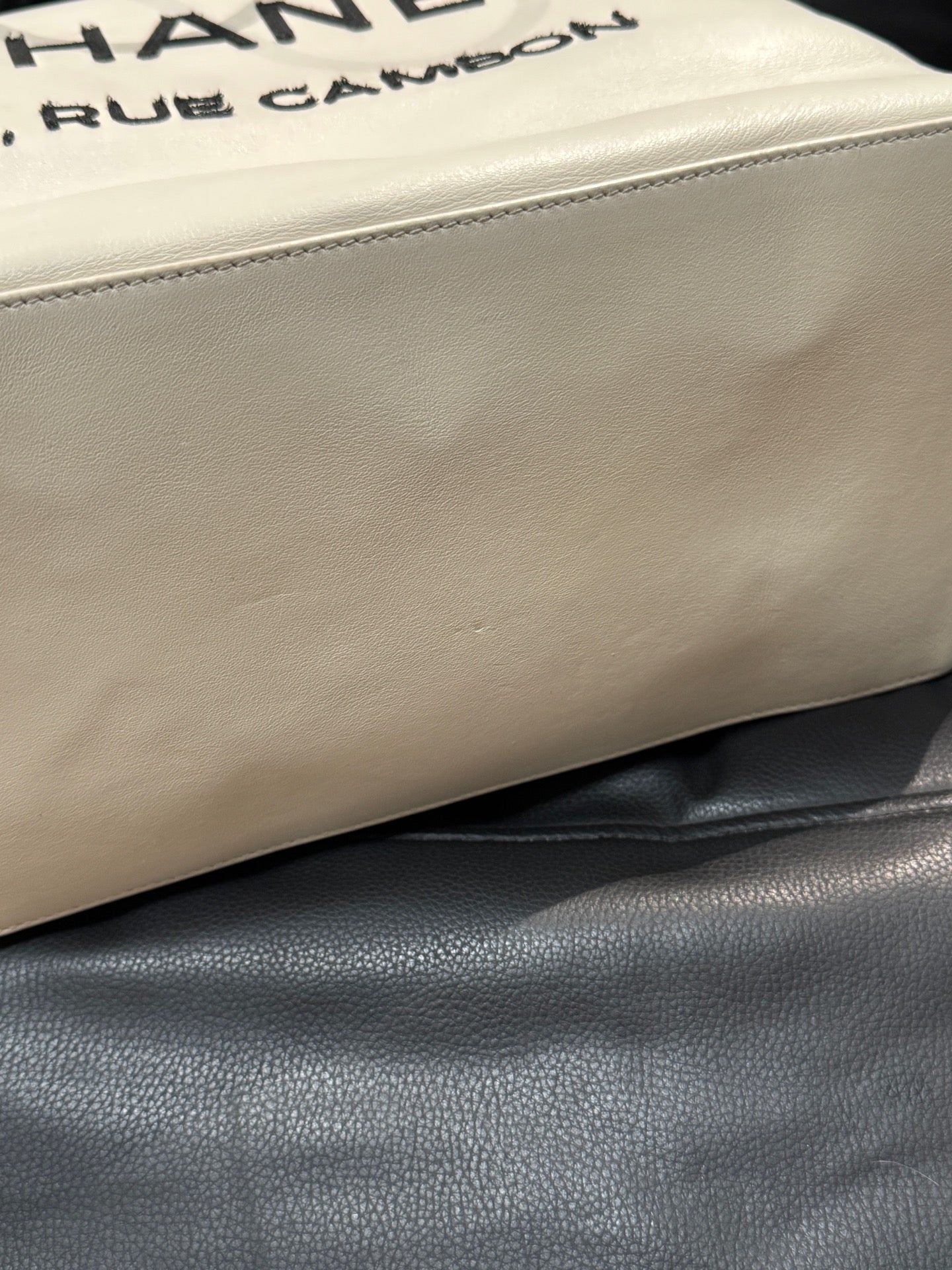 Chanel - Essential - Leather - White - (medium)
