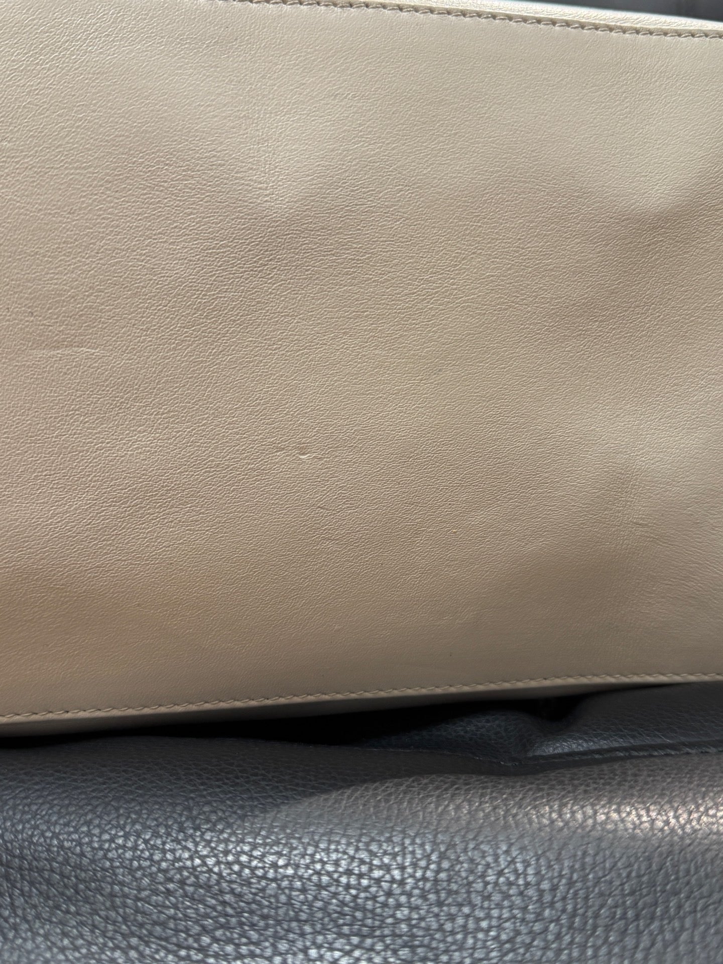 Chanel - Essential - Leather - White - (medium)