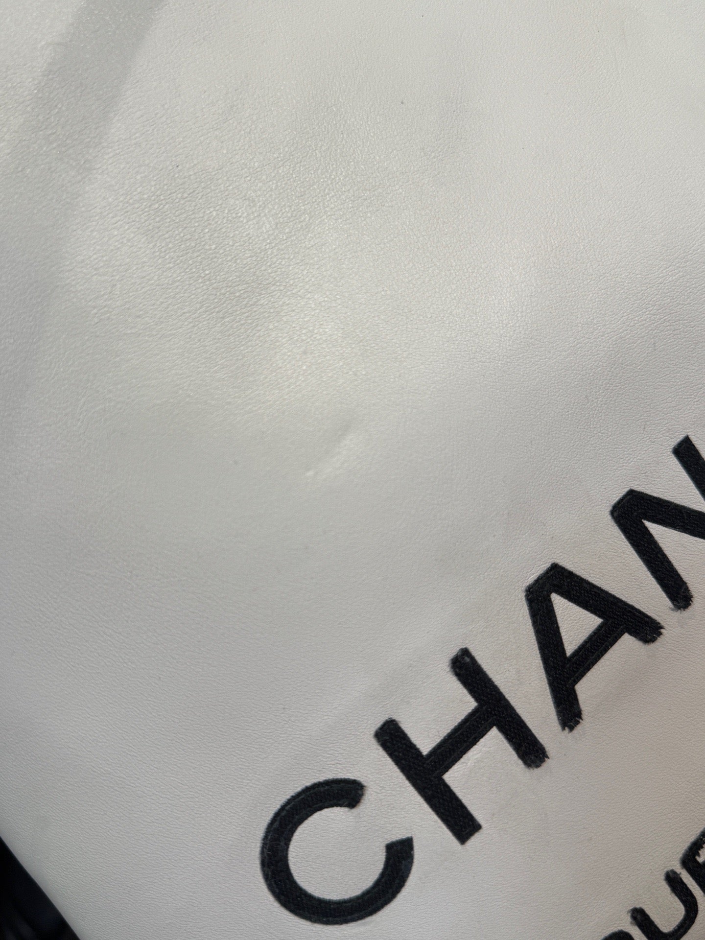 Chanel - Essential - Leather - White - (medium)