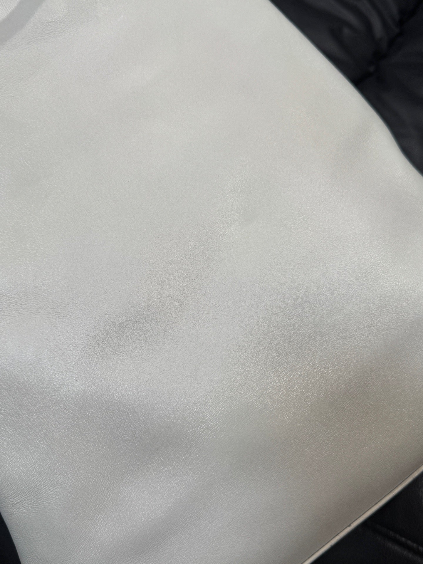 Chanel - Essential - Leather - White - (medium)