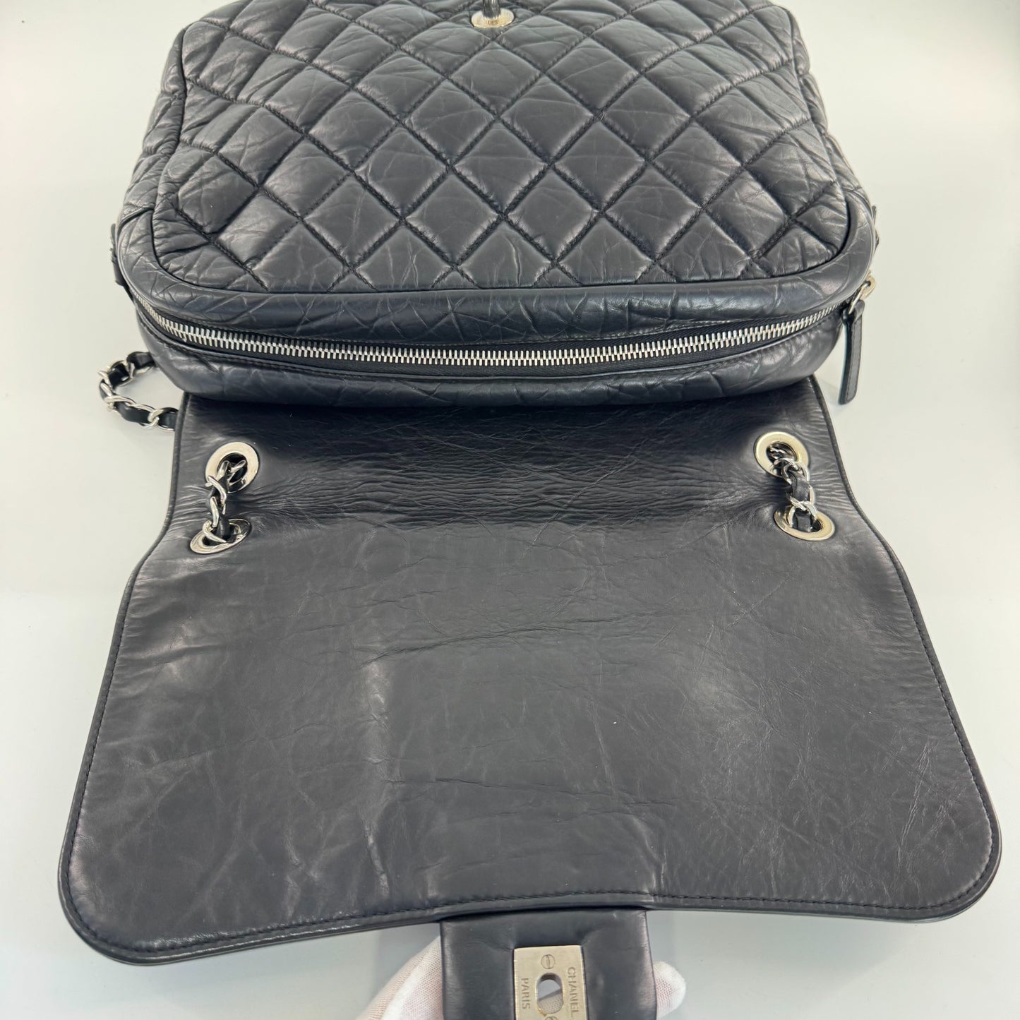 Chanel - Flap Bag - Cowhide leather - Black with Silver-Tone Hardware - (Medium)