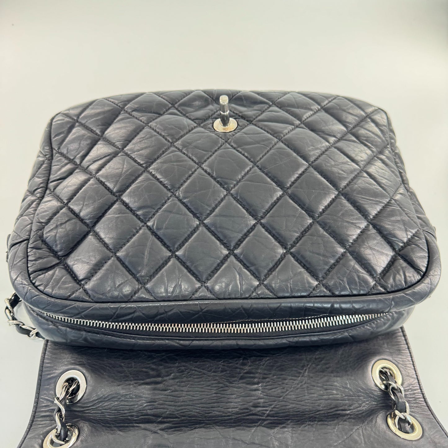 Chanel - Flap Bag - Cowhide leather - Black with Silver-Tone Hardware - (Medium)