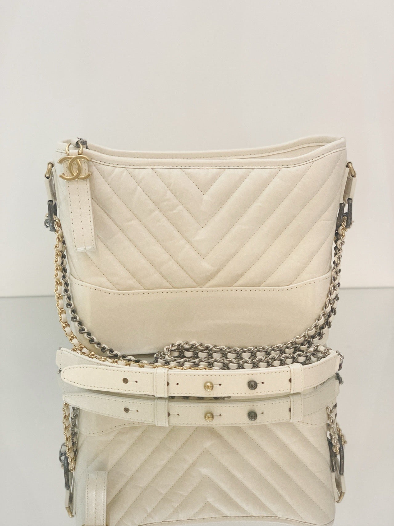 Chanel - Gabrielle Hobo Bag - Quilted calfskin leather and smooth calfskin leather - White - (medium)