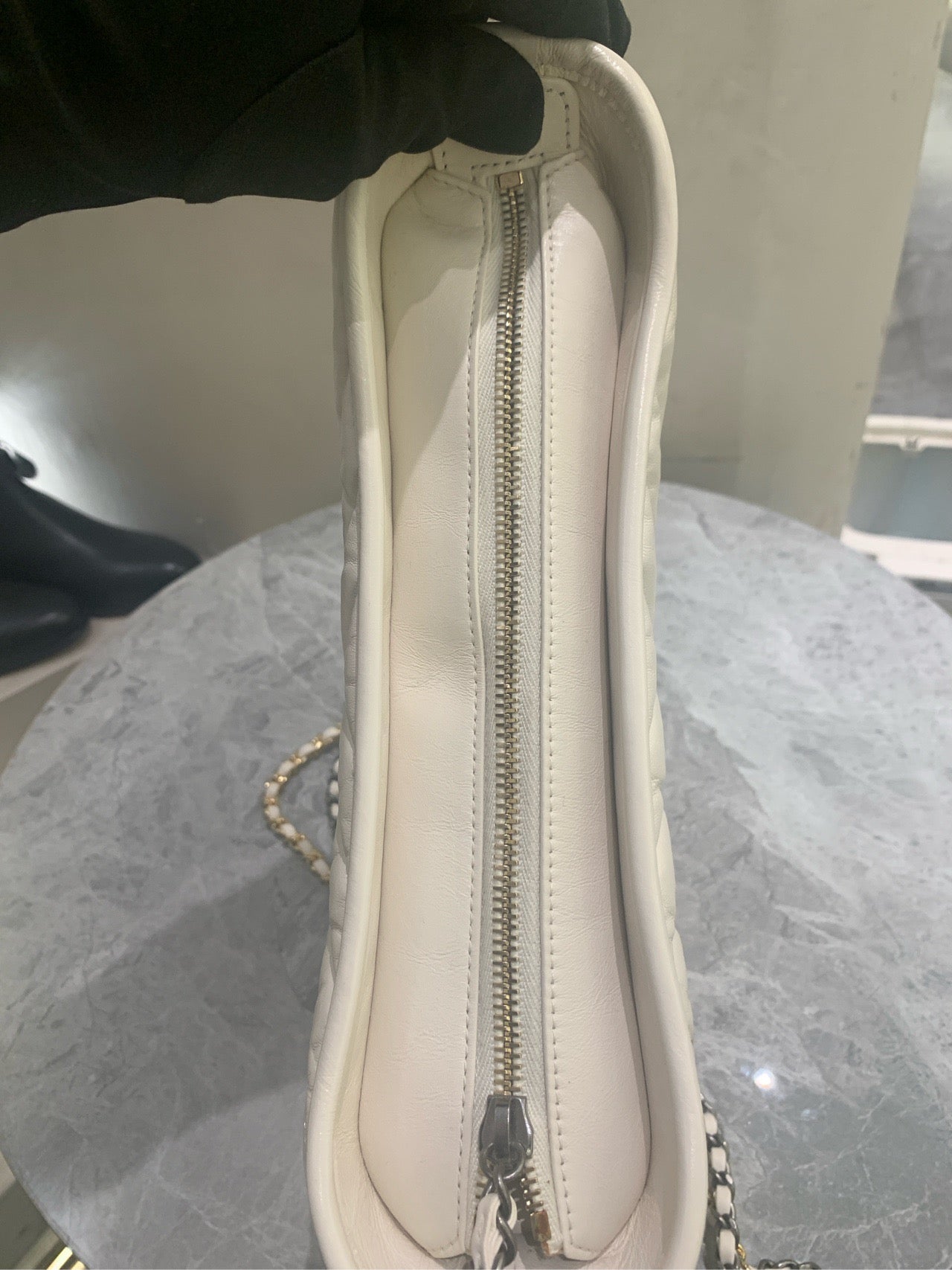 Chanel - Gabrielle Hobo Bag - Quilted calfskin leather and smooth calfskin leather - White - (medium)