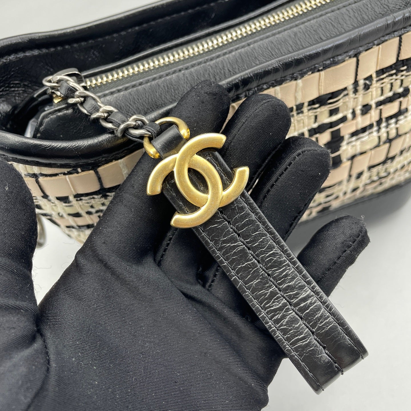 Chanel - Gabrielle Small Hobo Bag - Woven textile and calfskin leather - Multicolour (Black, Beige, White) - (Small)