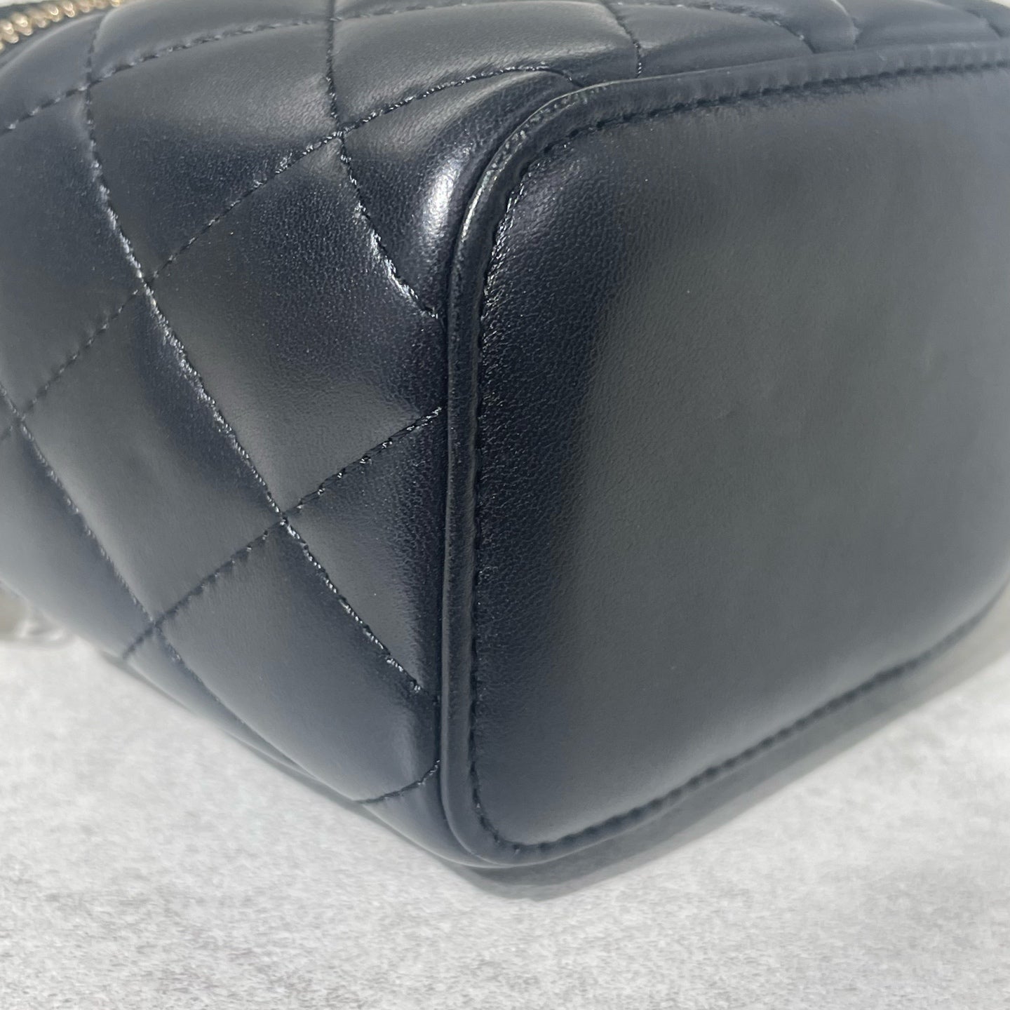 Chanel - Gold Ball Vanity Case Crossbody Bag - Lambskin leather - Black with Gold-Tone Hardware - (mini)