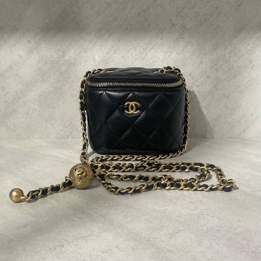 Chanel - Gold Ball Vanity Case Crossbody Bag - Lambskin leather - Black with Gold-Tone Hardware - (mini)