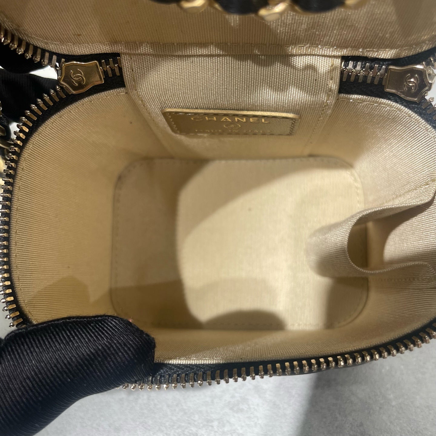 Chanel - Gold Ball Vanity Case Crossbody Bag - Lambskin leather - Black with Gold-Tone Hardware - (mini)
