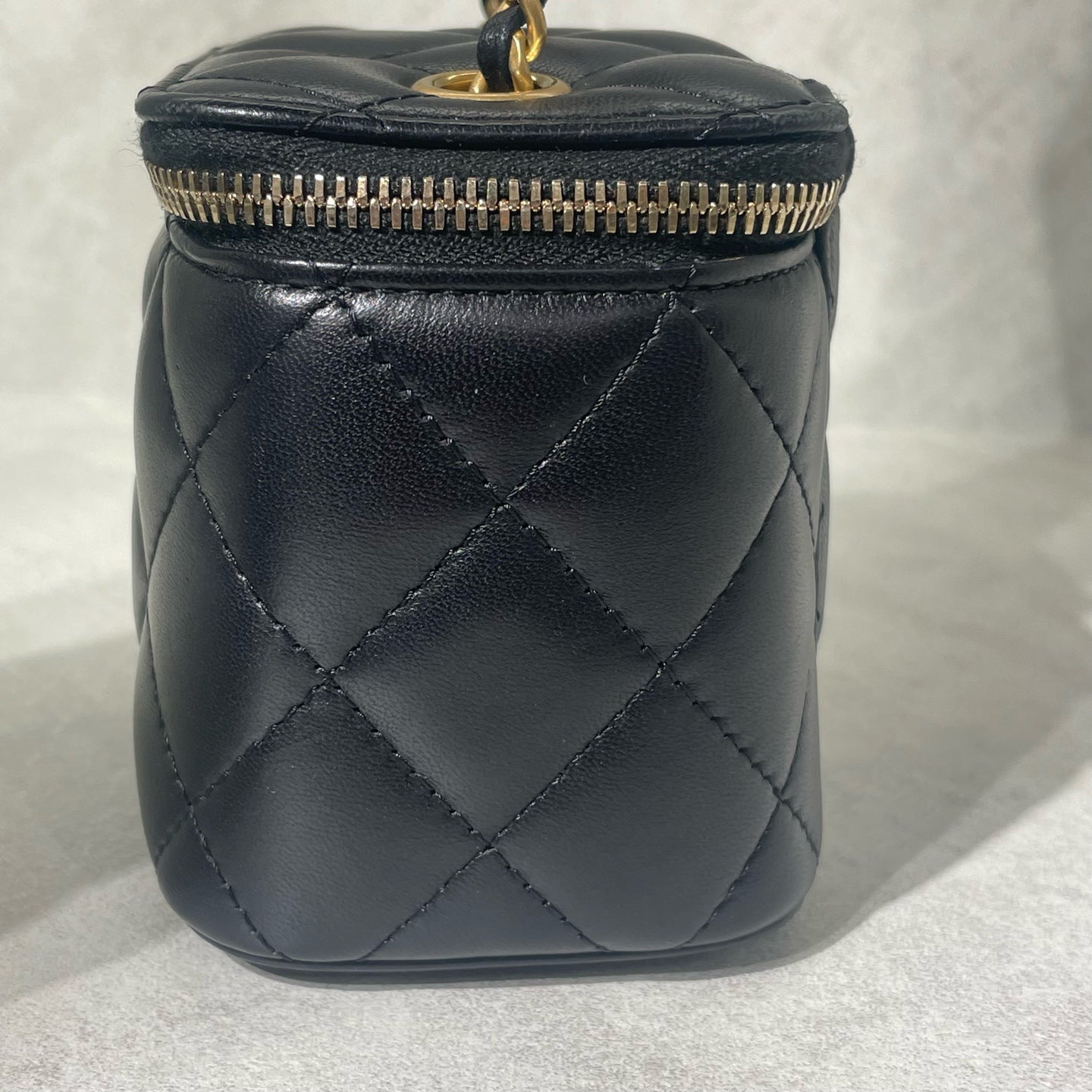 Chanel - Gold Ball Vanity Case Crossbody Bag - Lambskin leather - Black with Gold-Tone Hardware - (mini)
